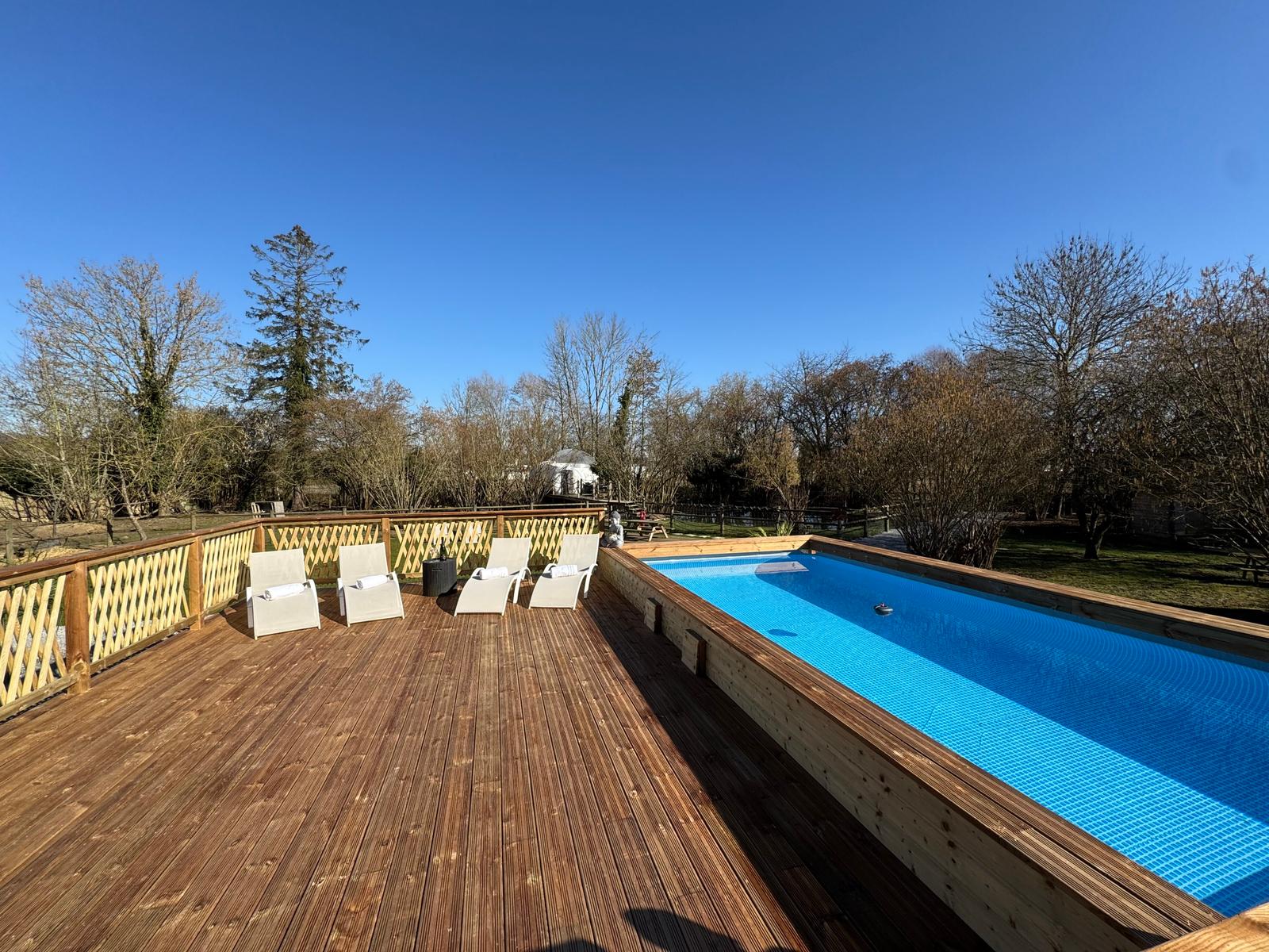 Crécy-sur-Serre : piscine extérieure au Domaine du Pré Dieu