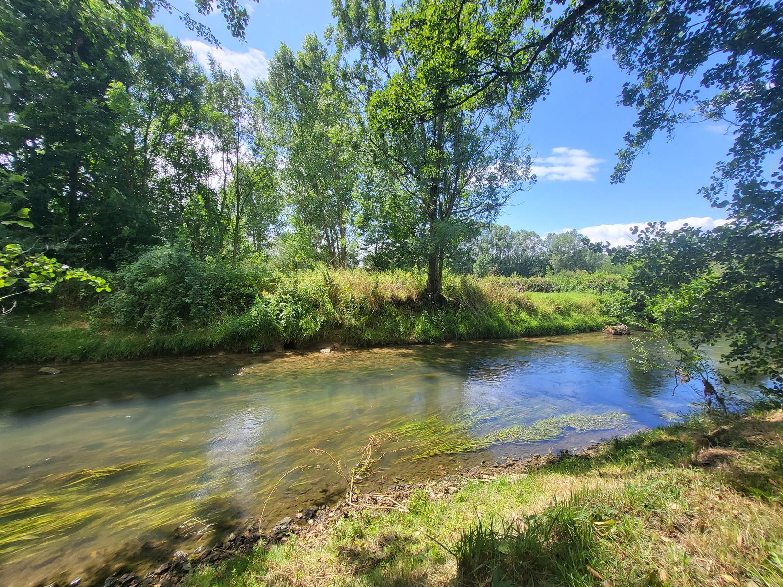 Bucilly : jardin et bord de rivière des roulottes du Vert Bocage 03