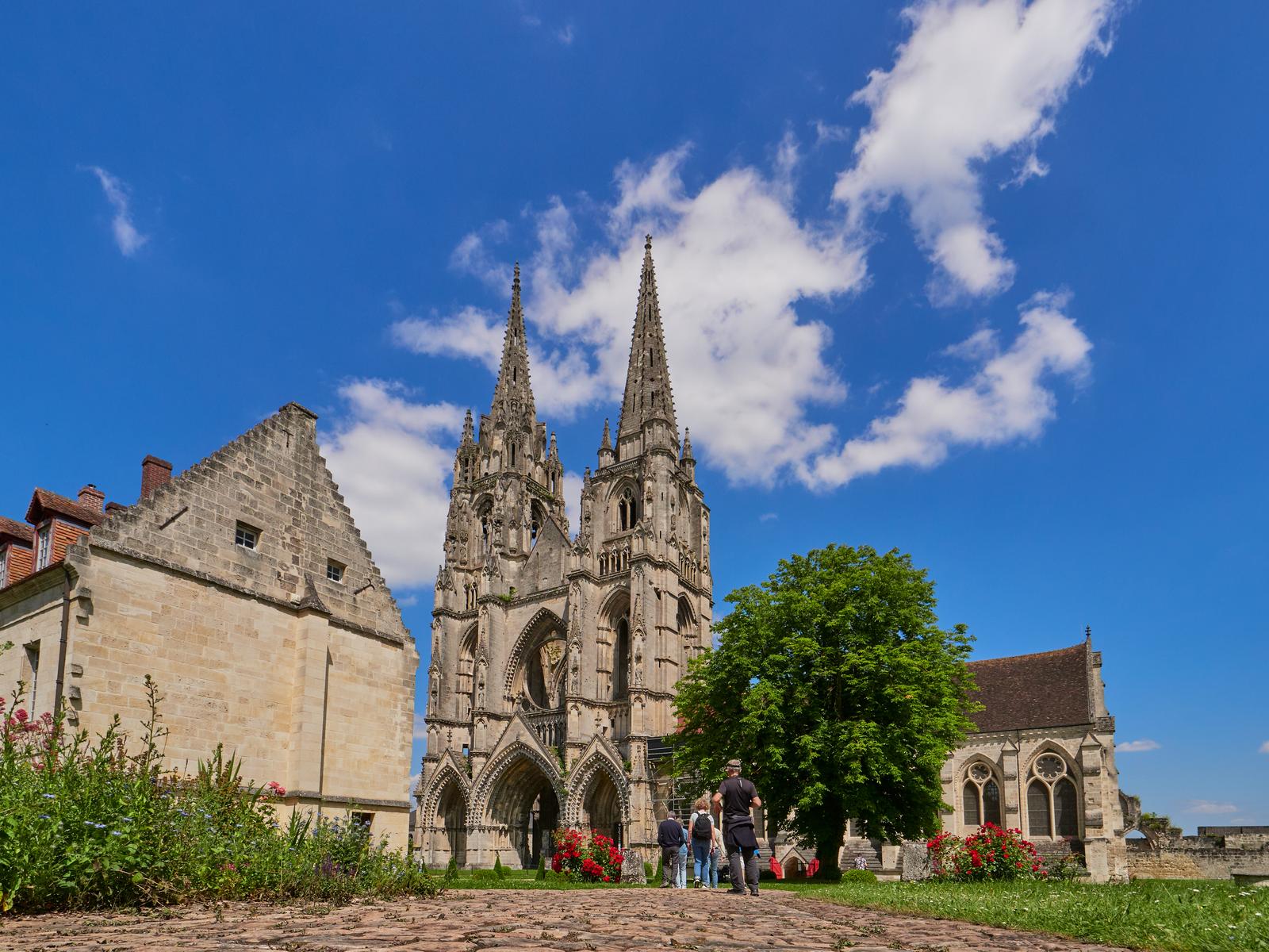 Soissons  : abbaye Saint-Jean-des-Vignes en été 01