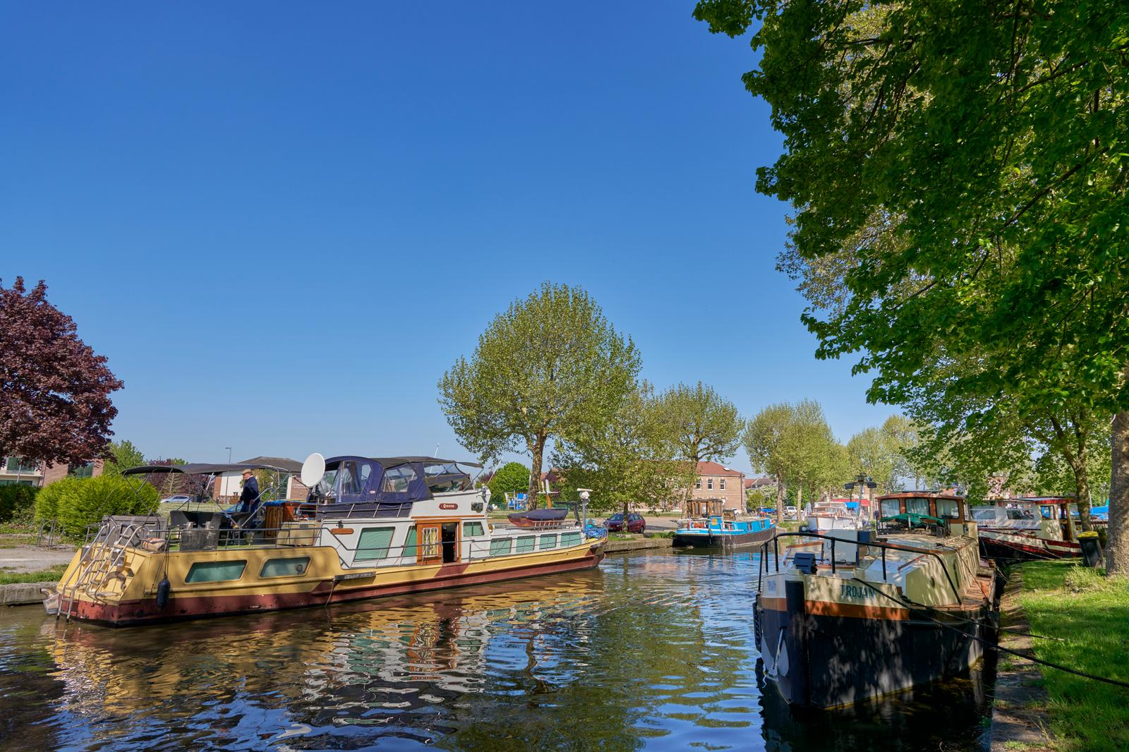 Cambrai : péniches amarrées au port de plaisance en été