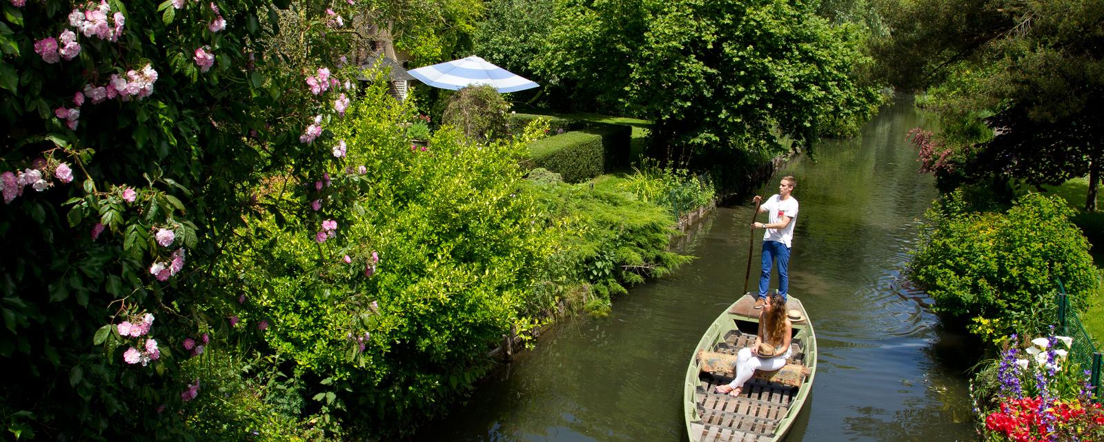 Amiens : couple en barque dans les hortillonnages 