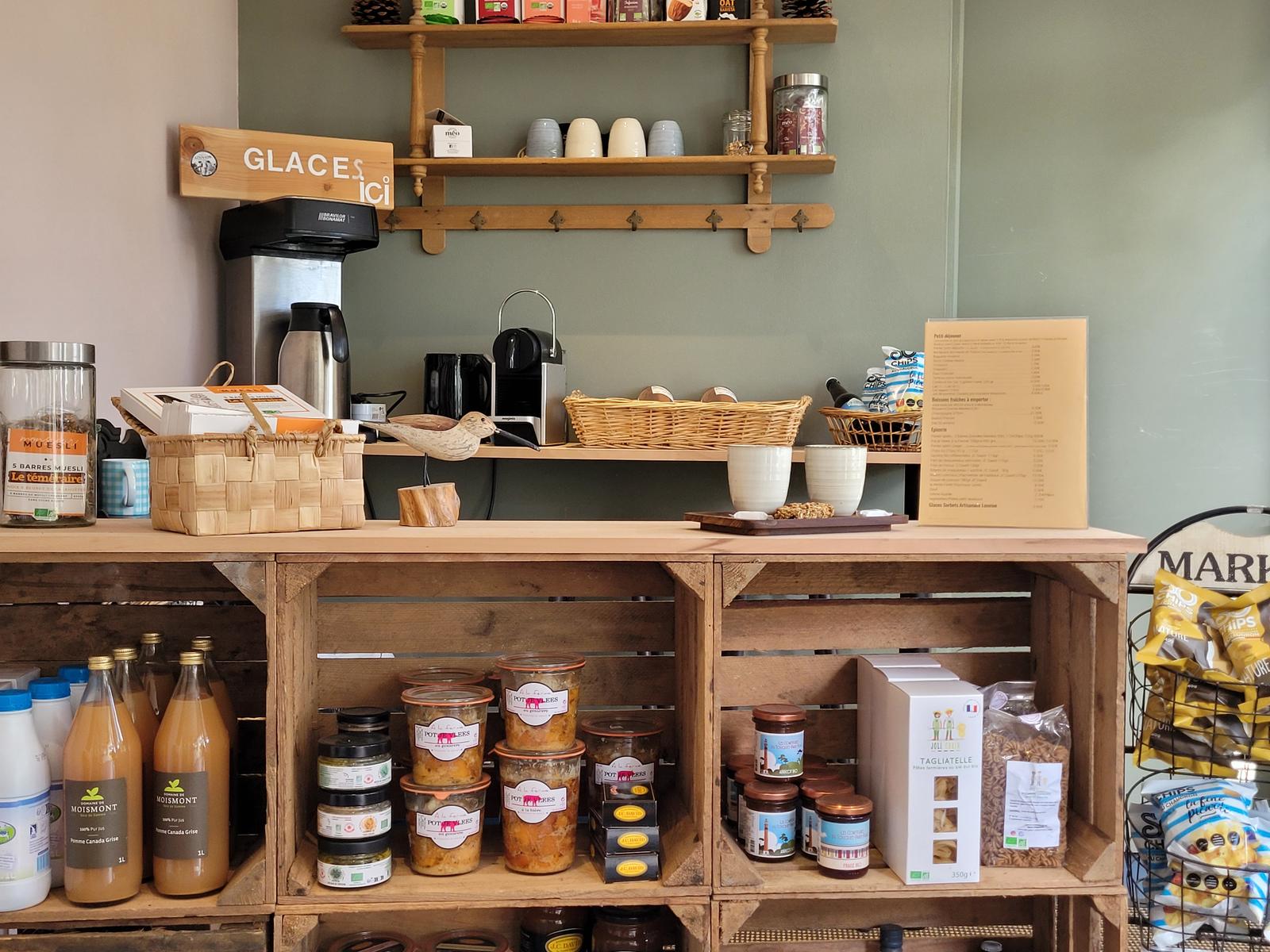 Stella-Plage : camping la Forêt - coin épicerie 