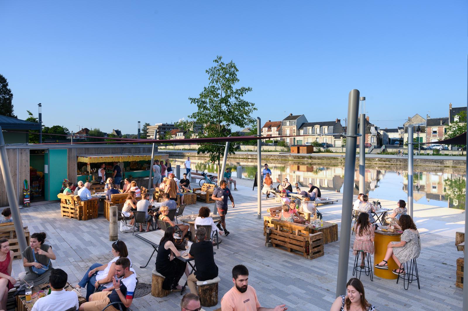 Soissons, terrasse de bar Halte Fluviale sur les bords de l'Aisne  © GilGiuglio-8059