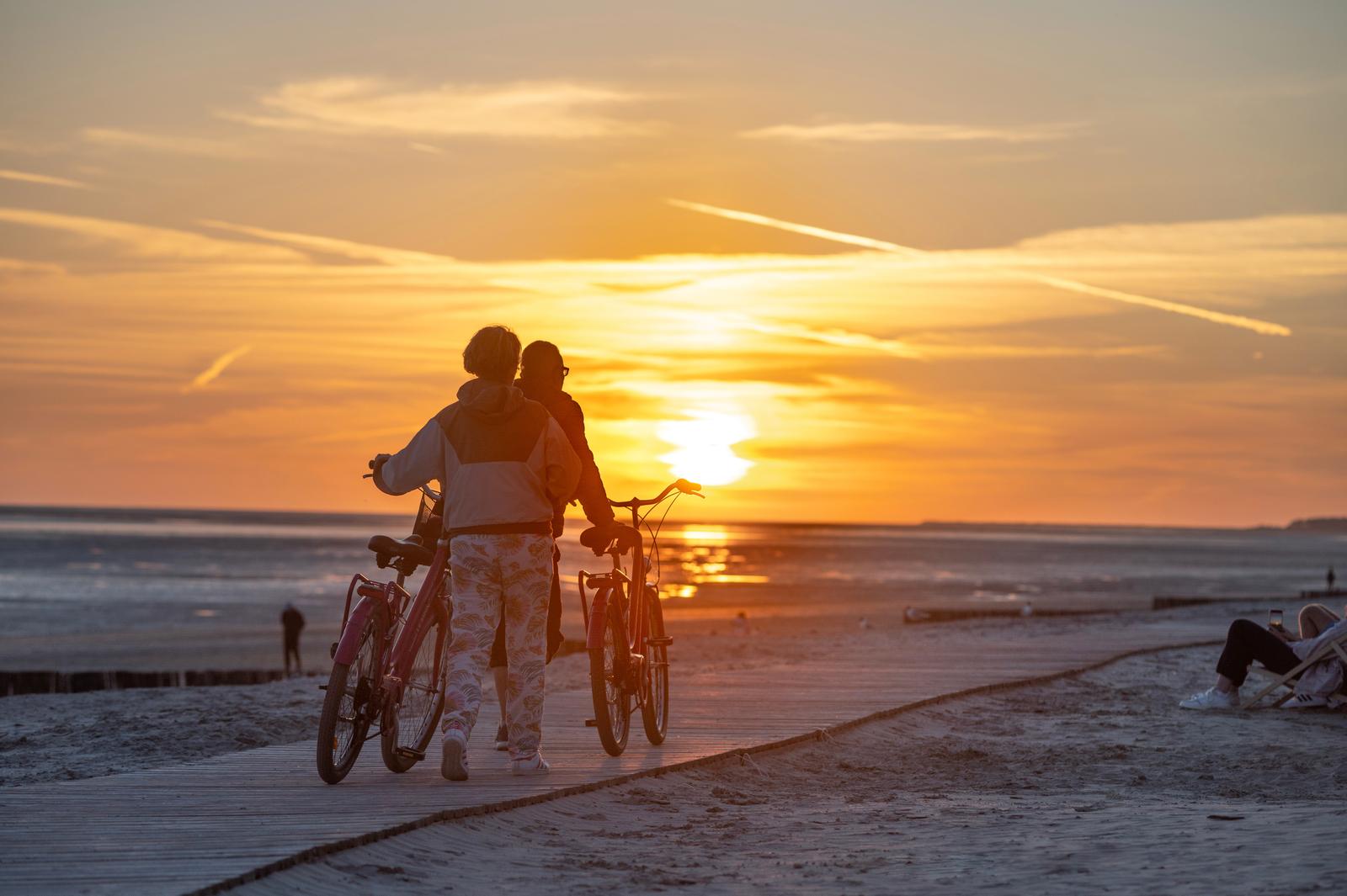Le Crotoy : cyclistes au coucher du soleil
