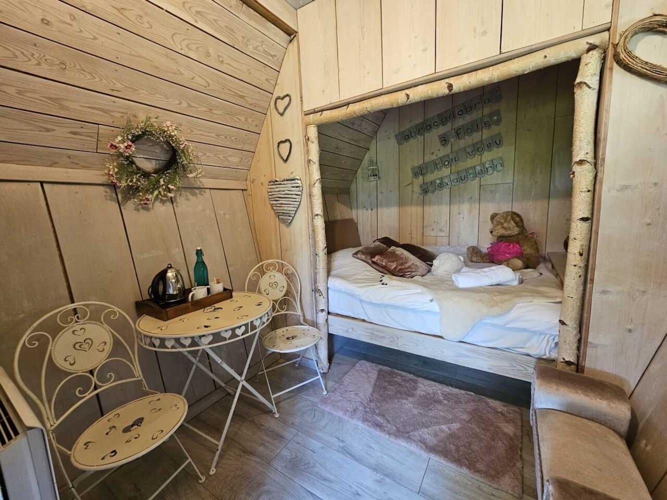 Essuiles : Le Refuge des 3 Ours - Cabane de la fée 02