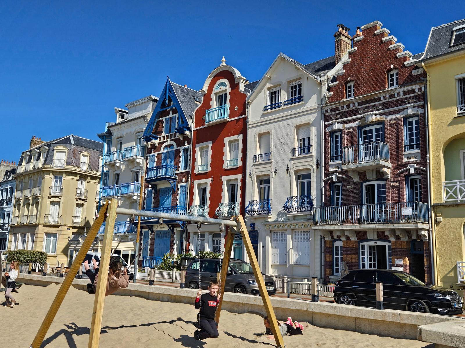 Mers-les-Bains : façades de villas colorées