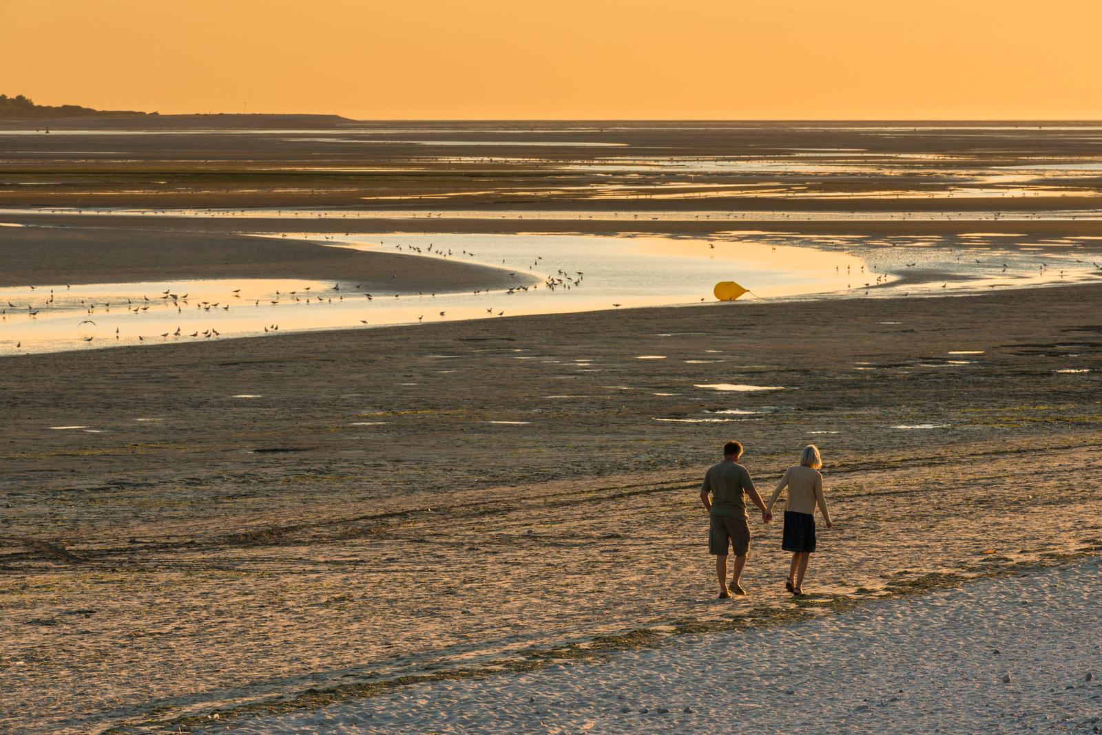 Cap Hornu : couple sur la plage au soleil couchant