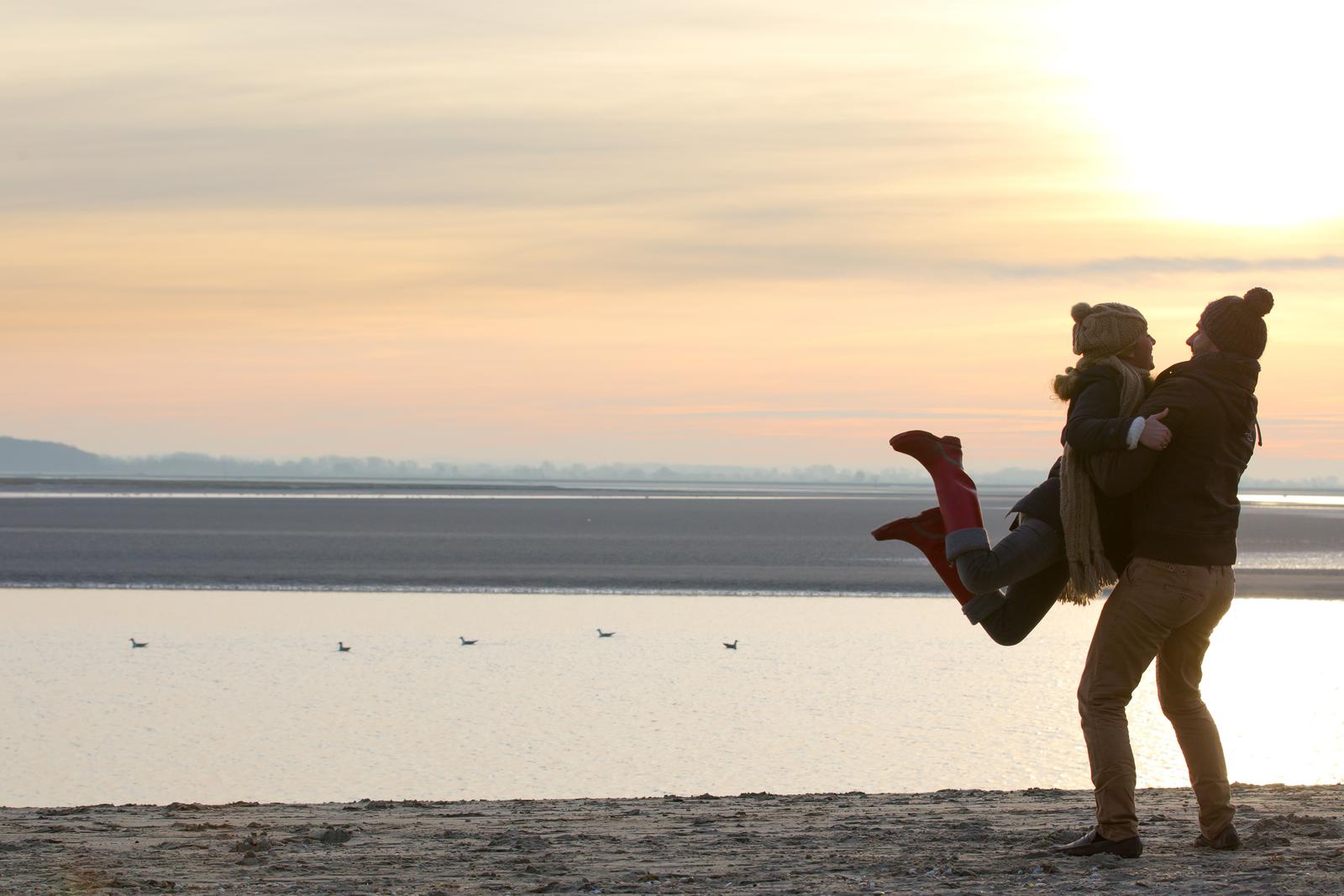 Le Crotoy : couple se prenant dans les bras face à la mer en hiver