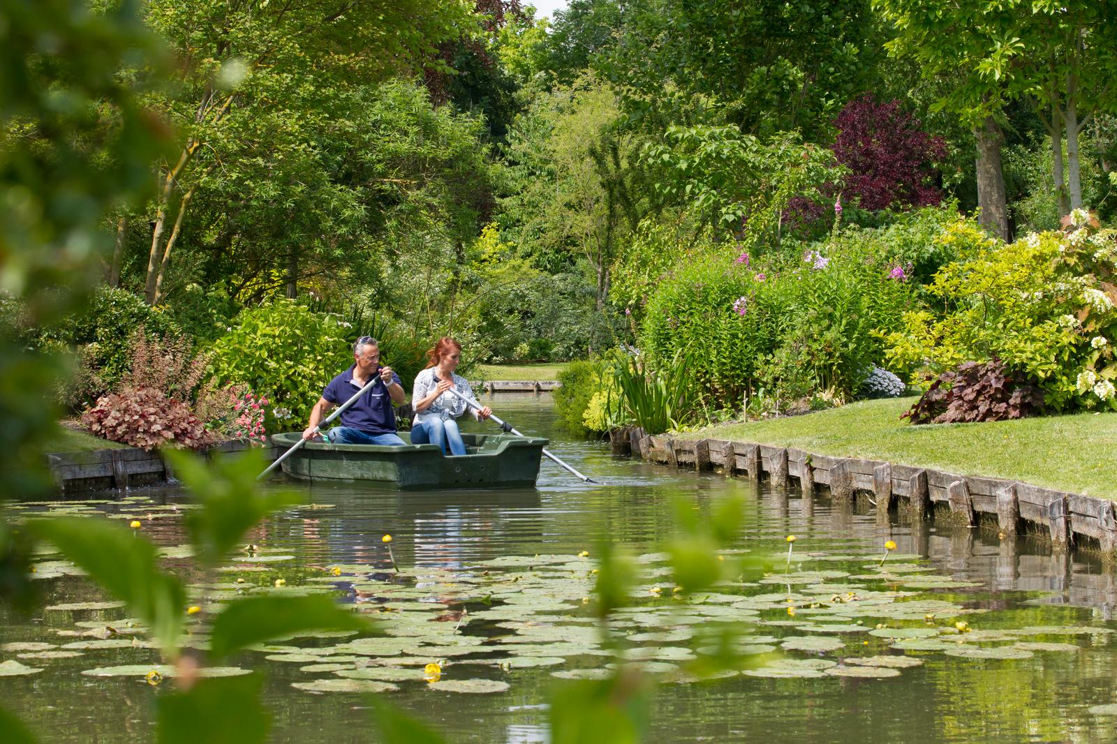 Amiens : couple en barque dans les hortillonnages 03