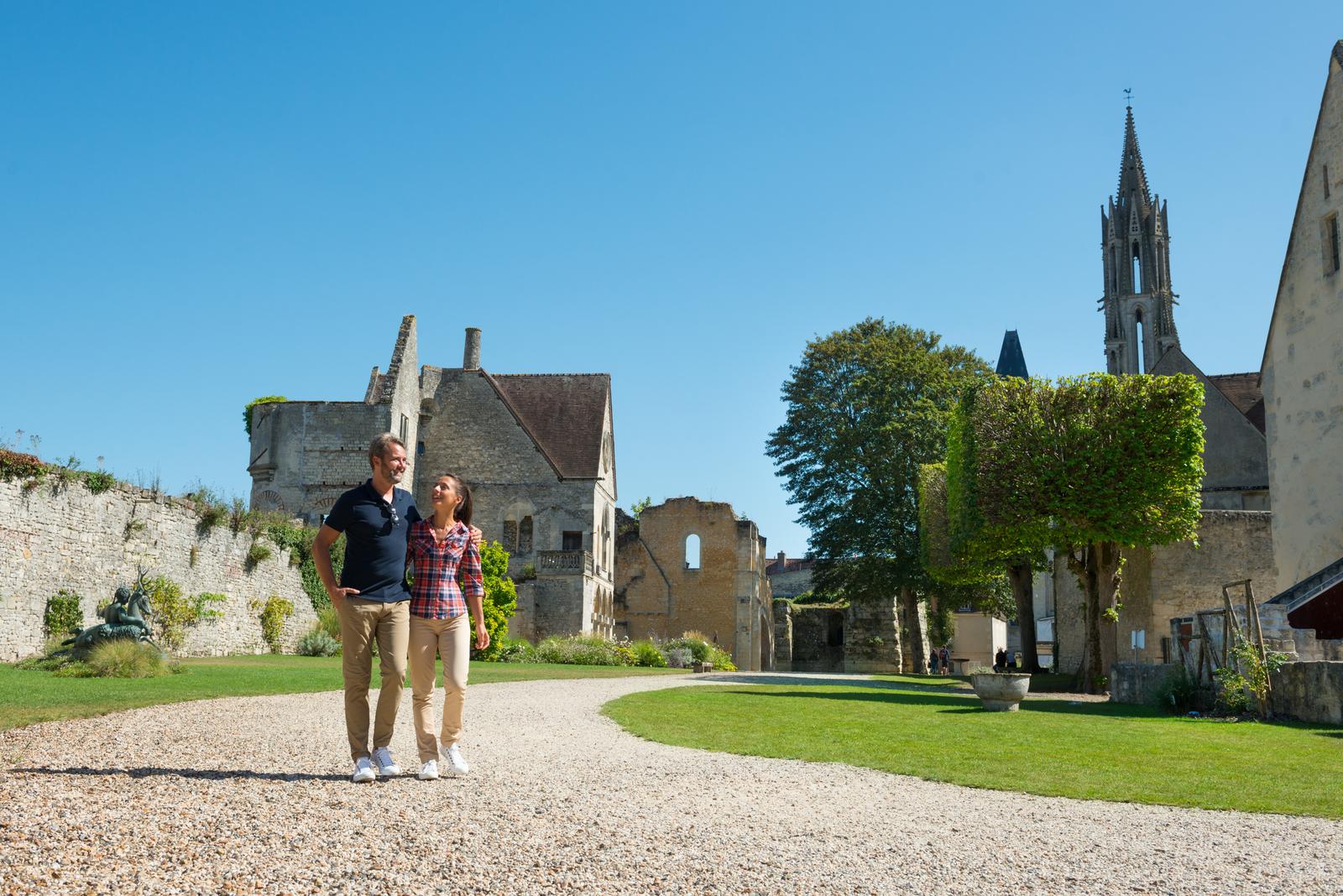 Senlis : couple se promenant dans la ville 03