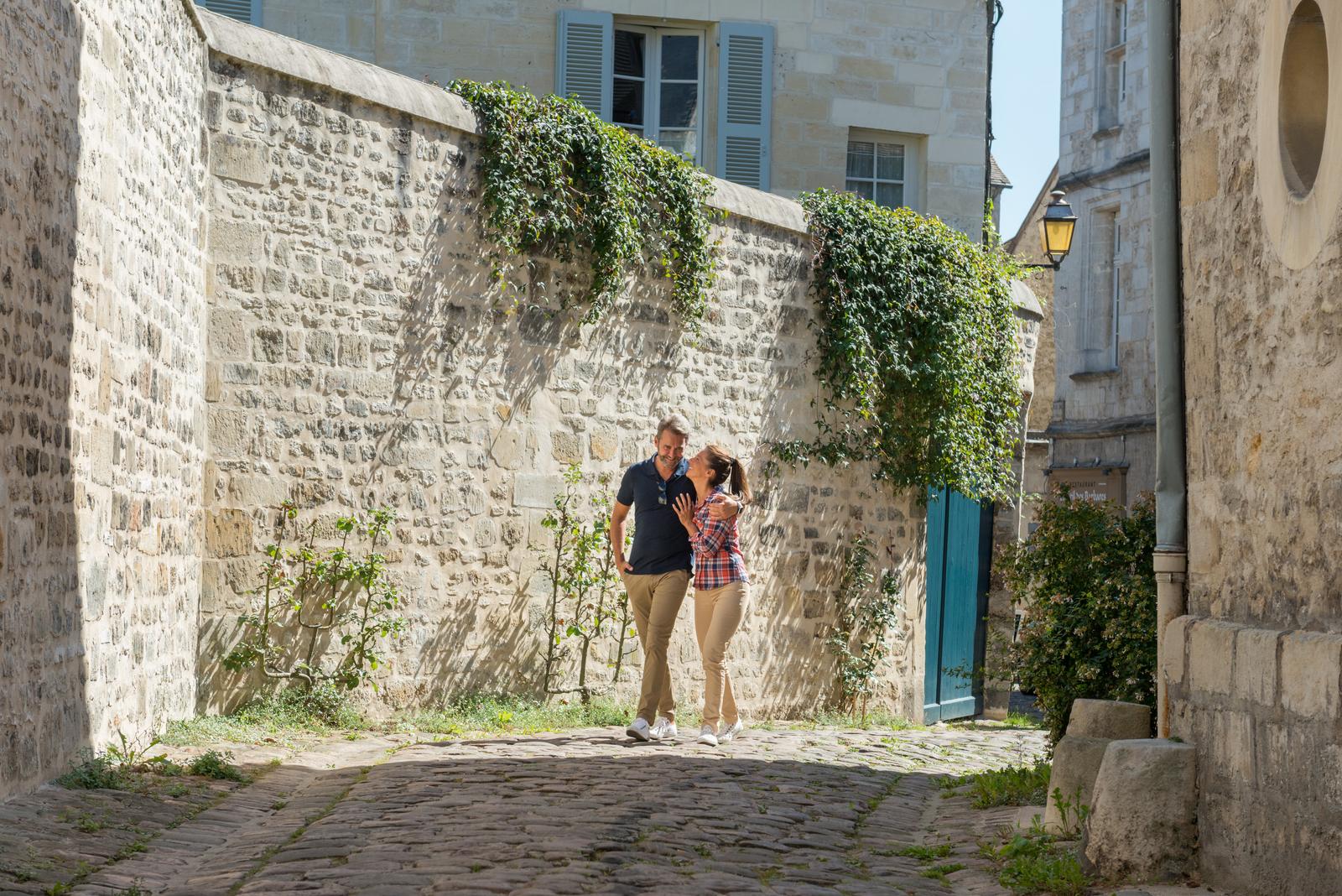Senlis : couple se promenant dans la ville 11