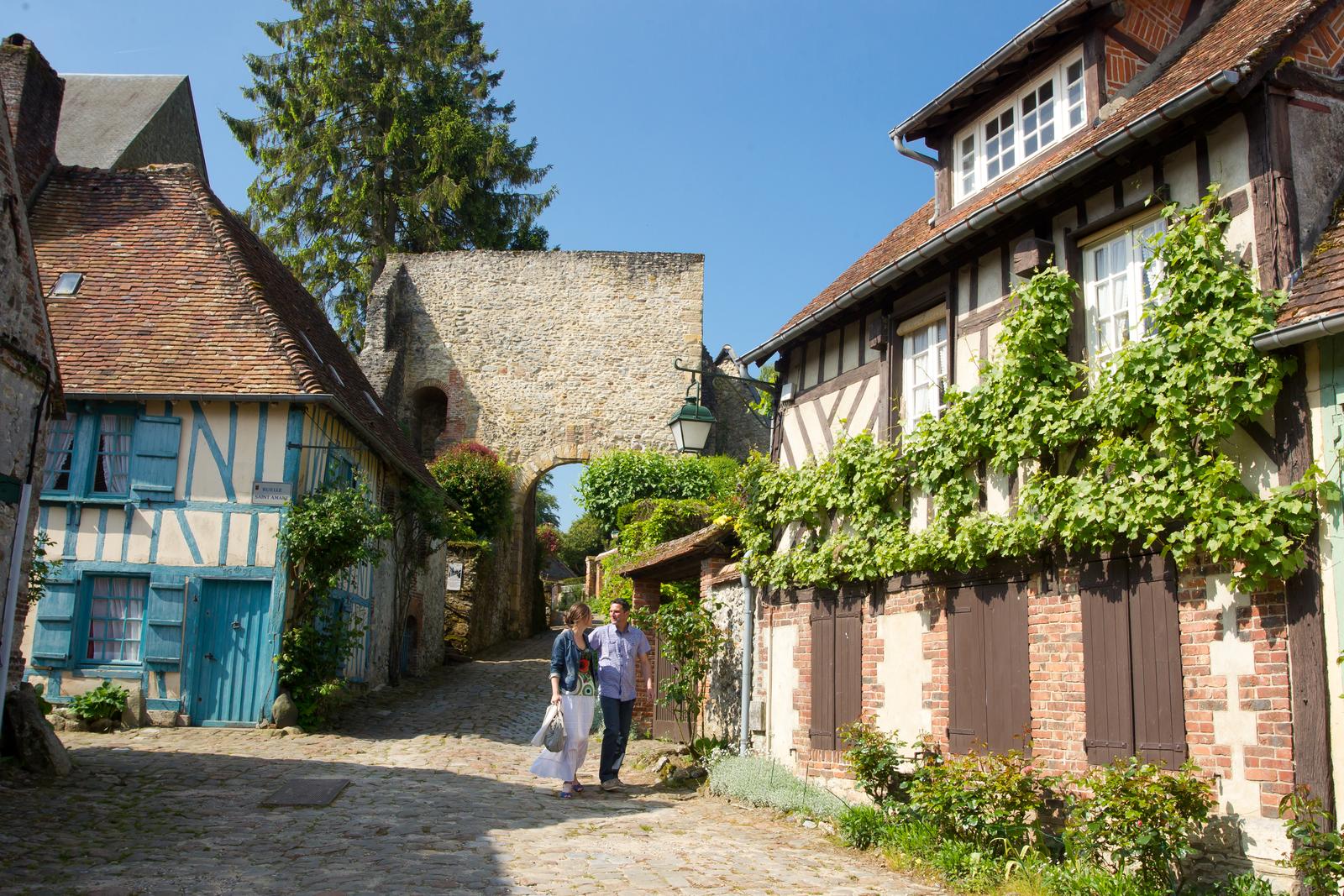 Gerberoy : couple en promenade dans le village 03