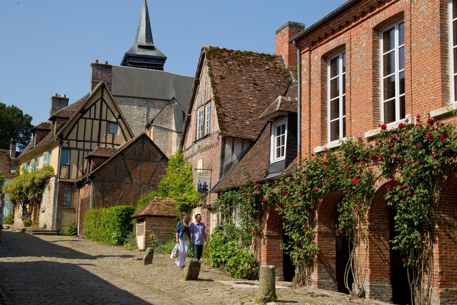 Gerberoy : couple en promenade dans le village 05