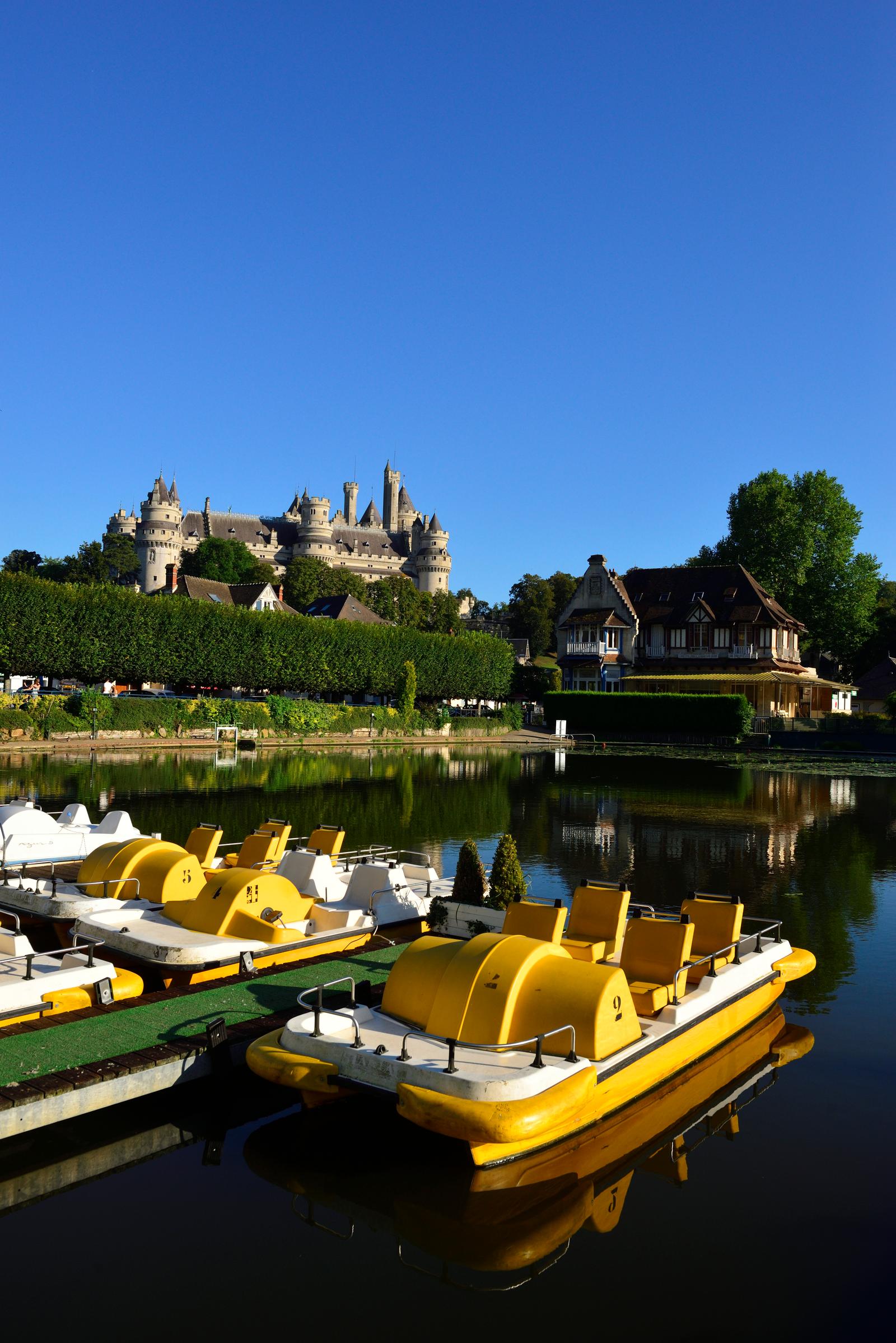 Pierrefonds : pédalos sur le lac à proximité du château 01