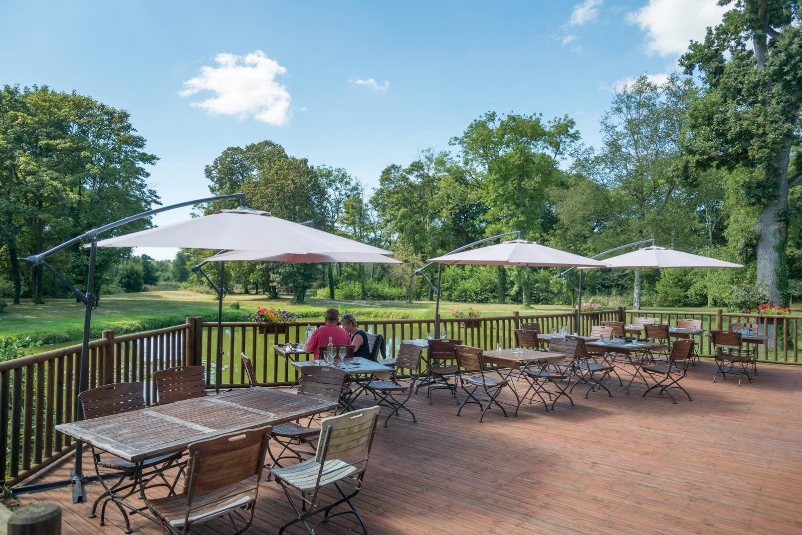 Saint-Quentin-en-Tourmont : terrasse de la Garinière