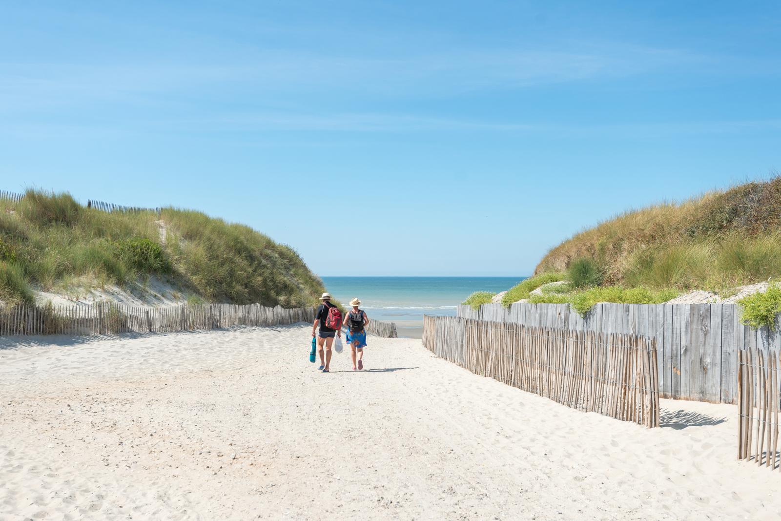 Quend-Plage : couple se rendant à la mer