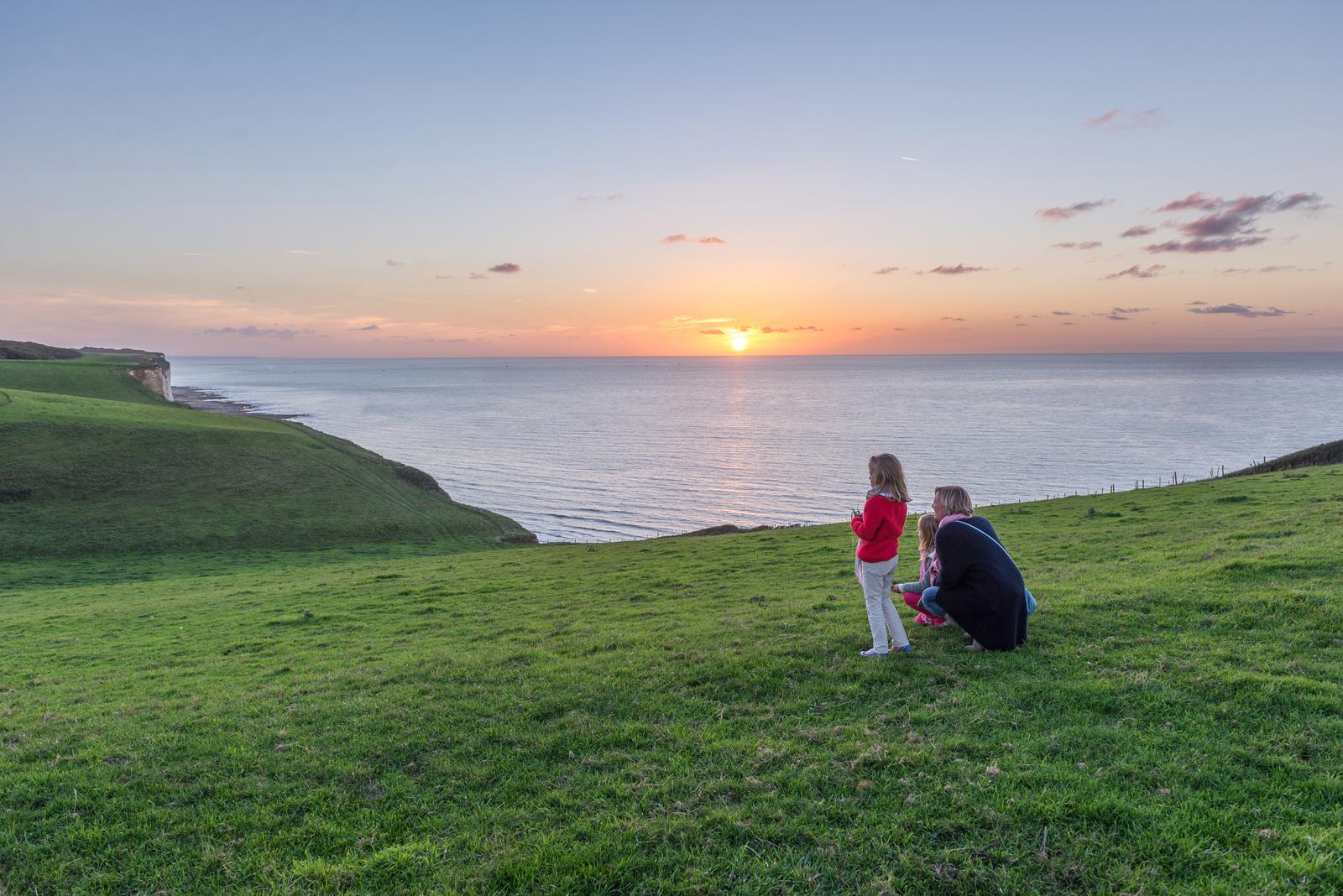 Bois de Cise : maman et enfants sur la falaise