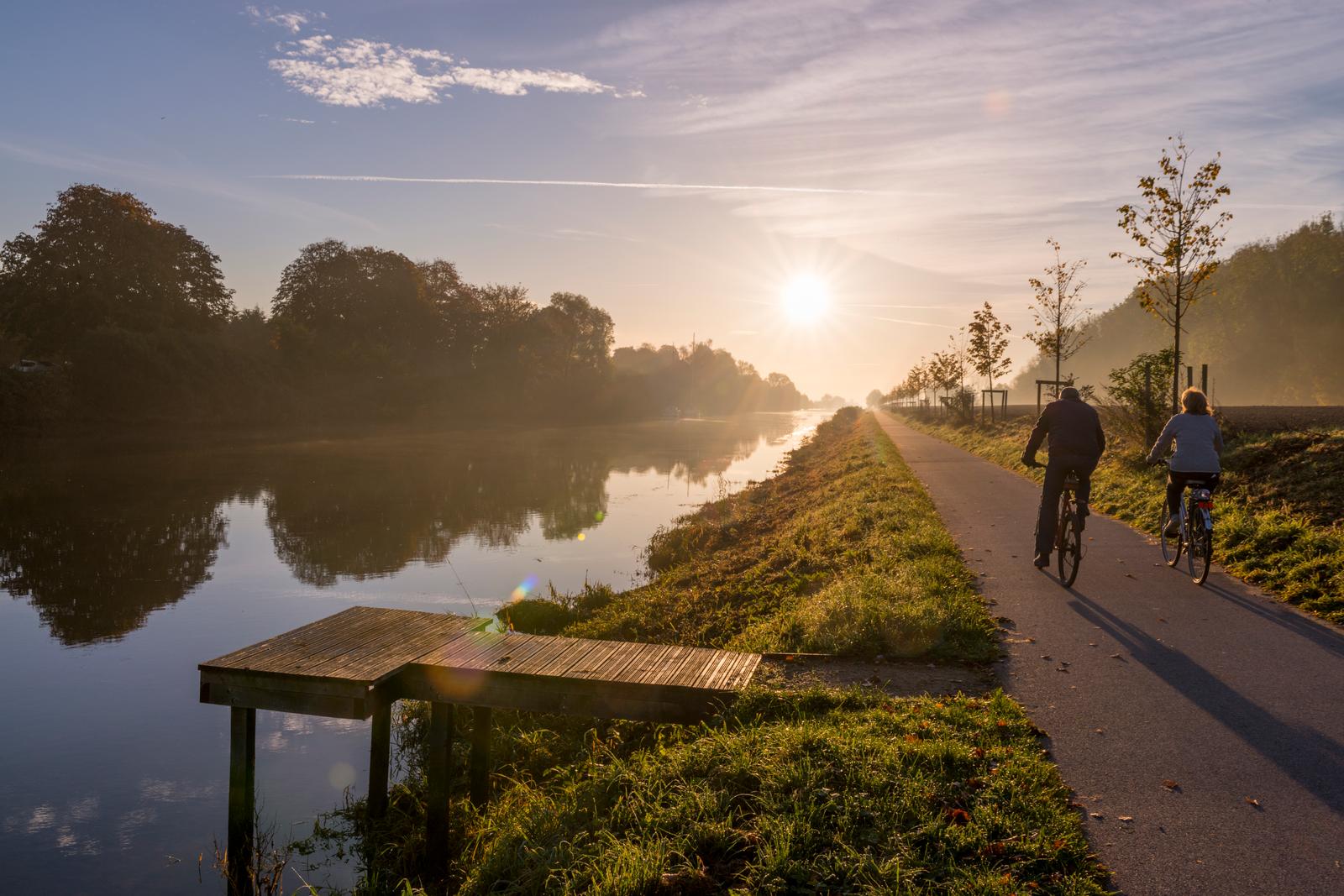 Pinchefalise : couple à vélo le long du canal de la Somme