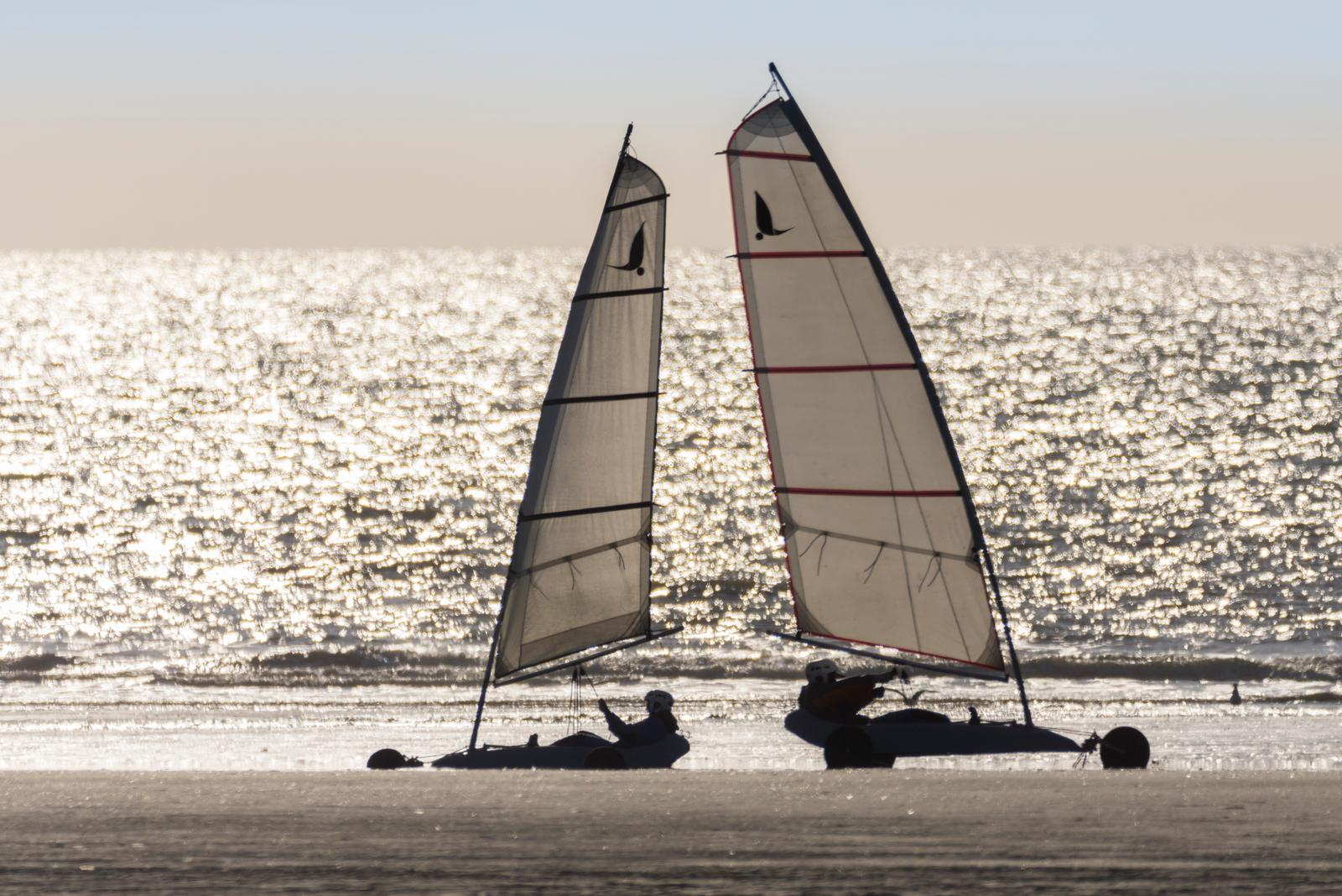 Chars à voile sur la plage