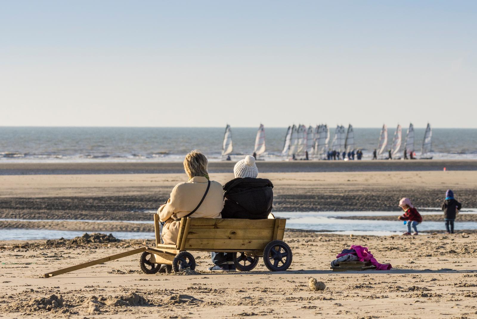 Quend-Plage : dames dans un chariot sur la plage