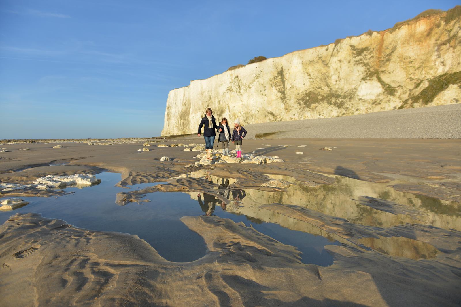 Mers-les-Bains : famille sur la plage au pied des falaises