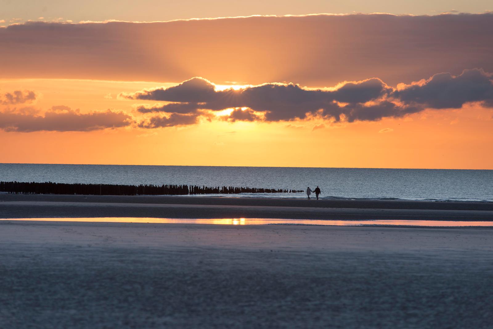 Quend-Plage : couple sur la plage au soleil couchant