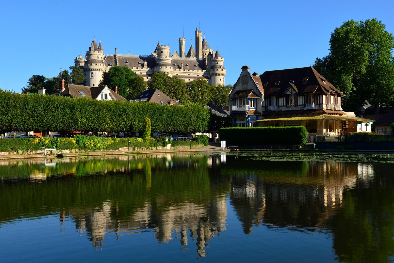 Pierrefonds : château vu du lac 02