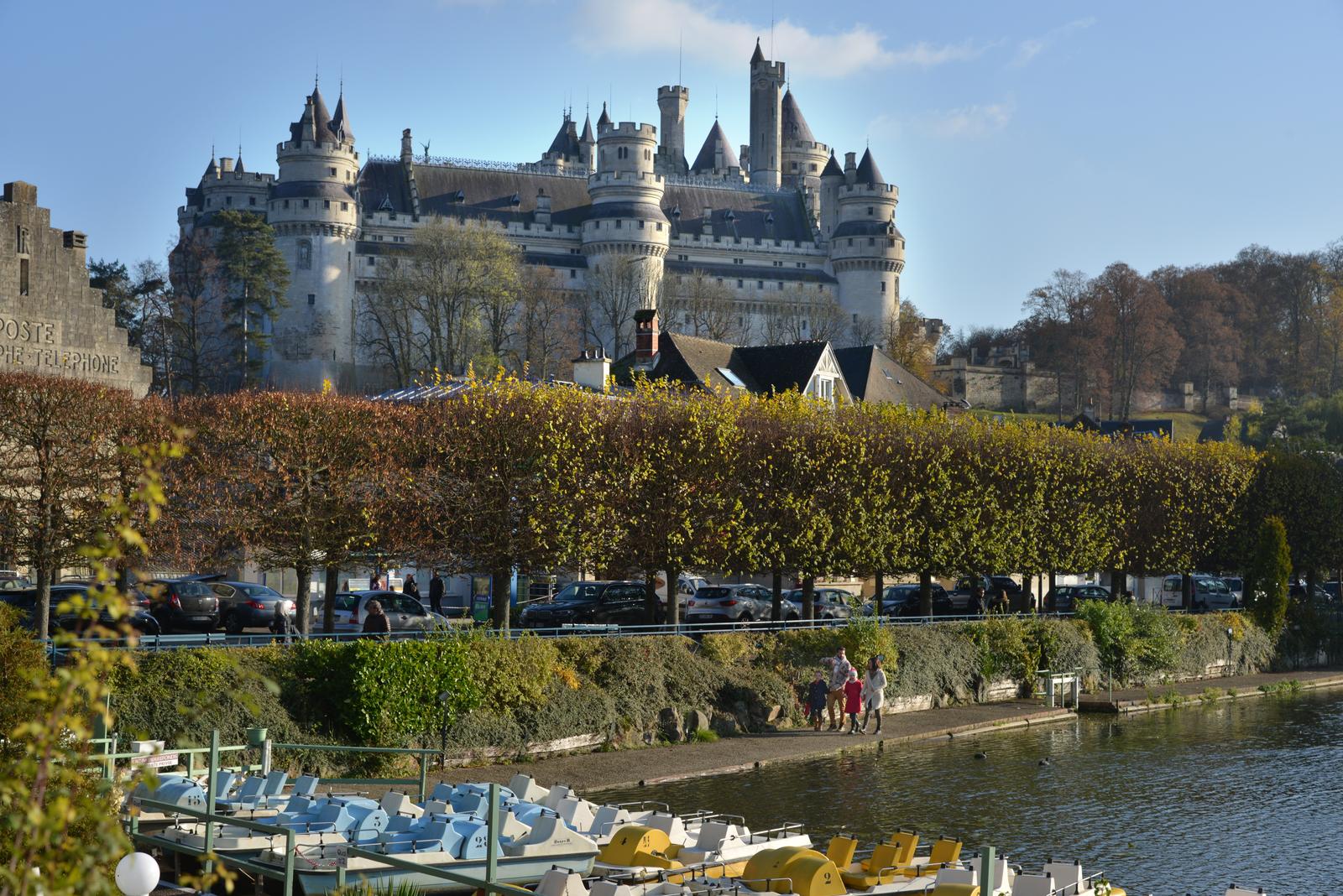 Pierrefonds : son château et ses pédalos sur le lac