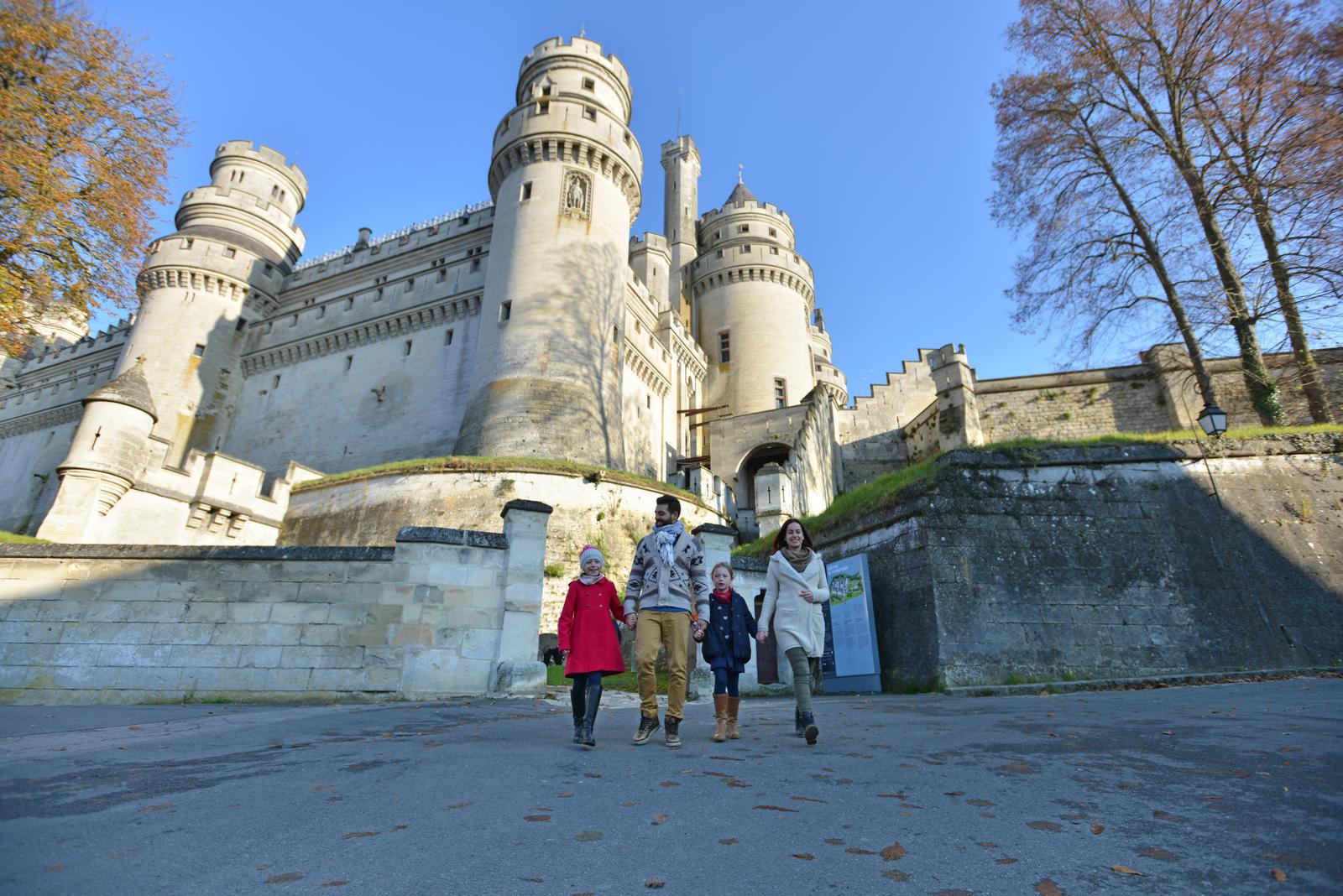 Famille en visite au château de Pierrefonds