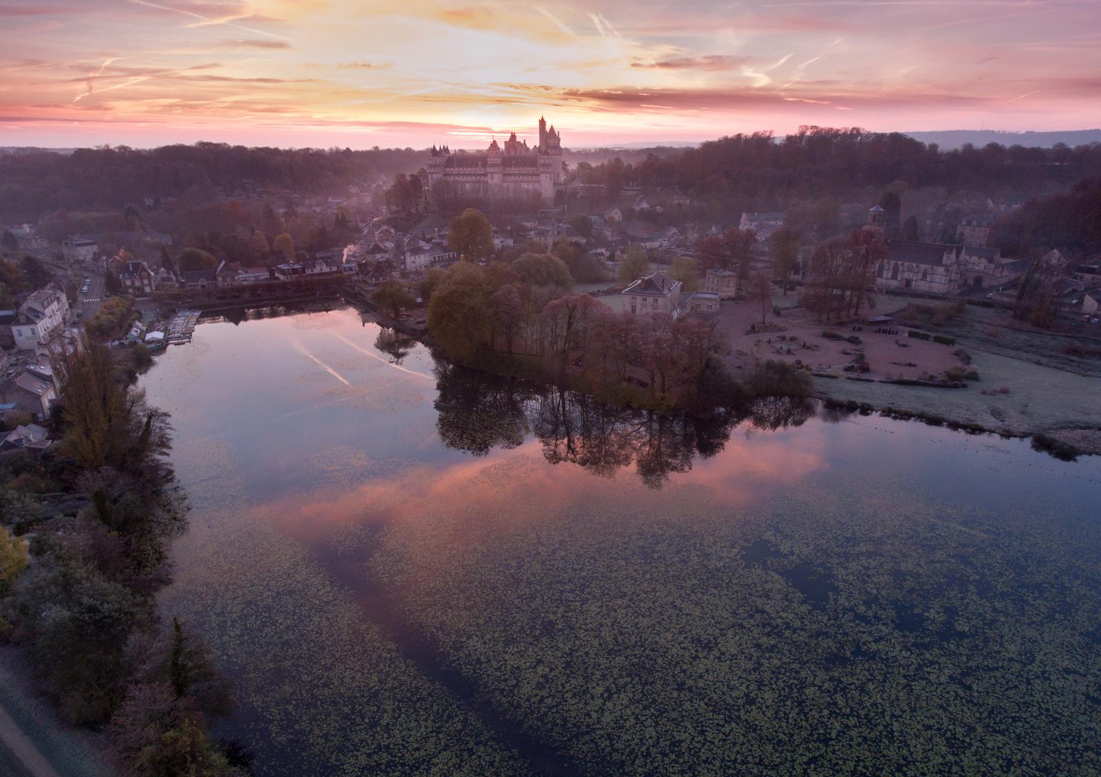 Le château de Pierrefonds au soleil couchant