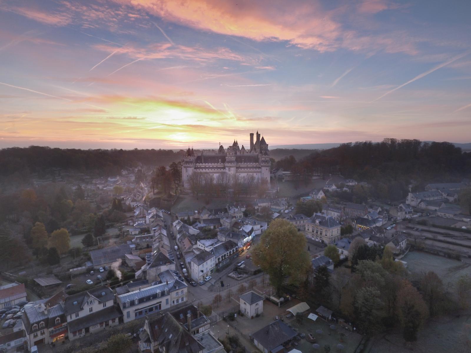 Le château de Pierrefonds au soleil couchant