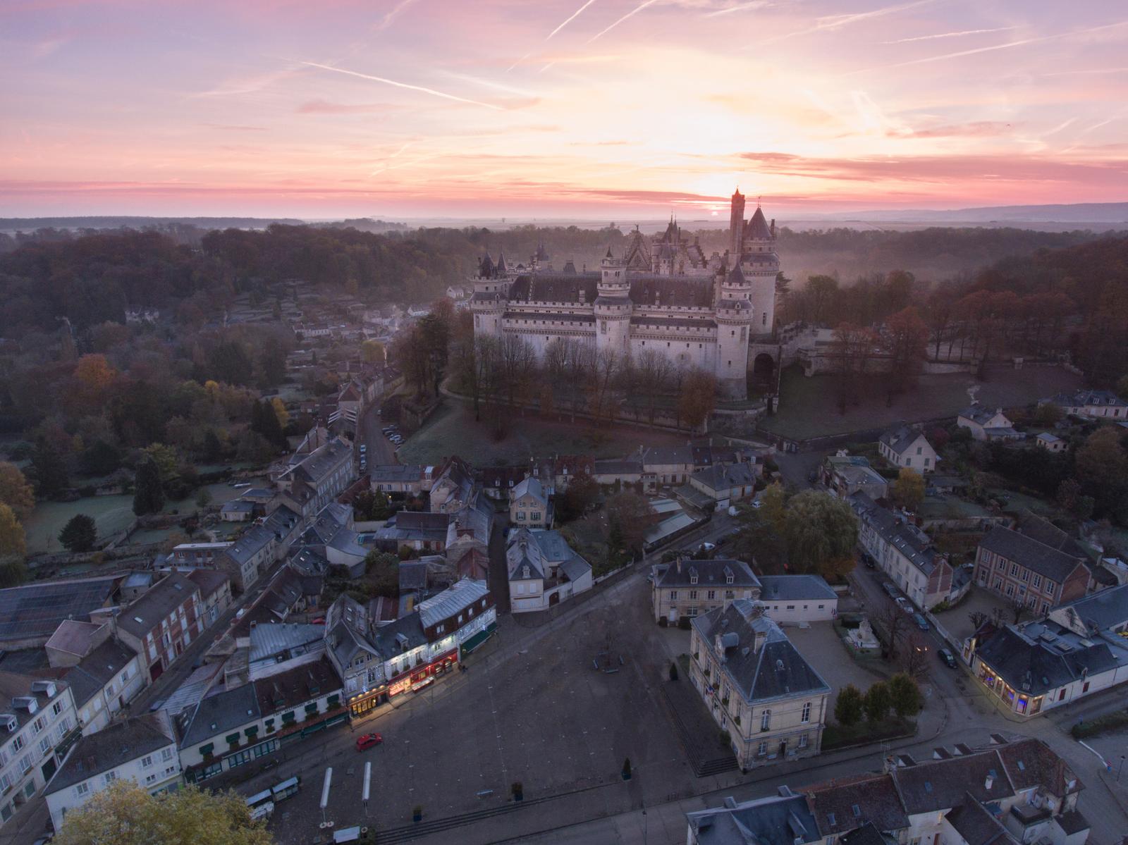 Le château de Pierrefonds au soleil couchant
