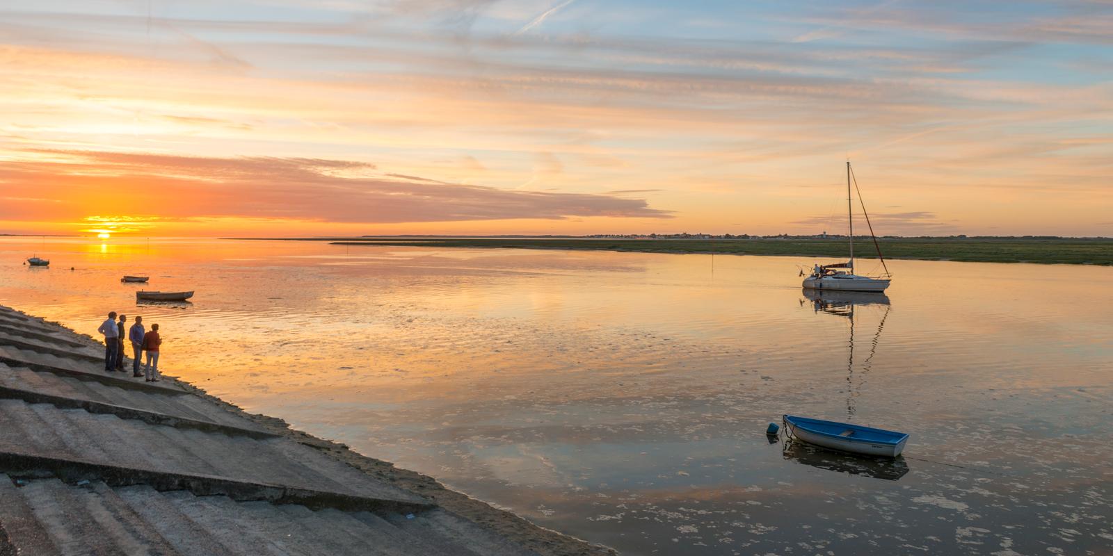 Saint-Valery-sur-Somme : personnes observant le coucher du soleil sur la digue