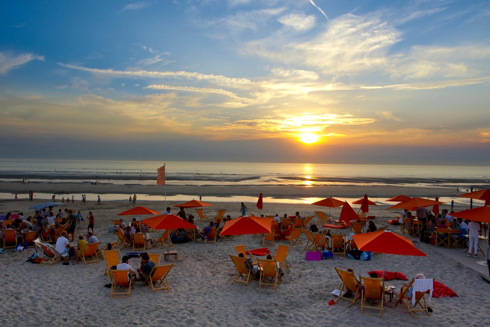 Le Touquet-Paris-Plage : bar de plage au soleil couchant