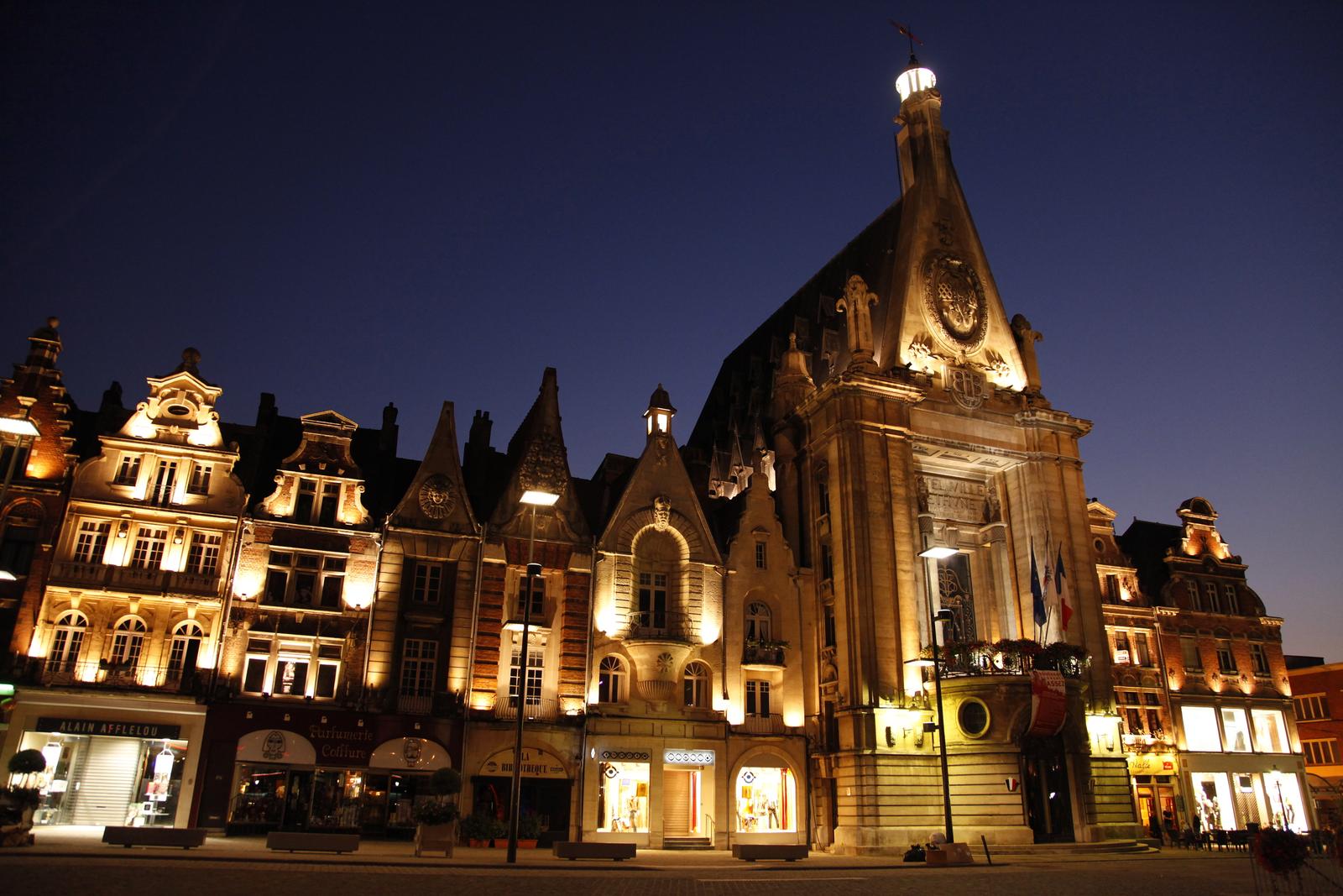Béthune : la Grand Place et l'hôtel de ville de nuit