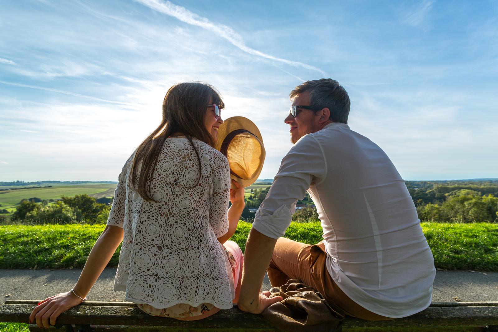 Montreuil-sur-Mer : couple assis dans les fortifications