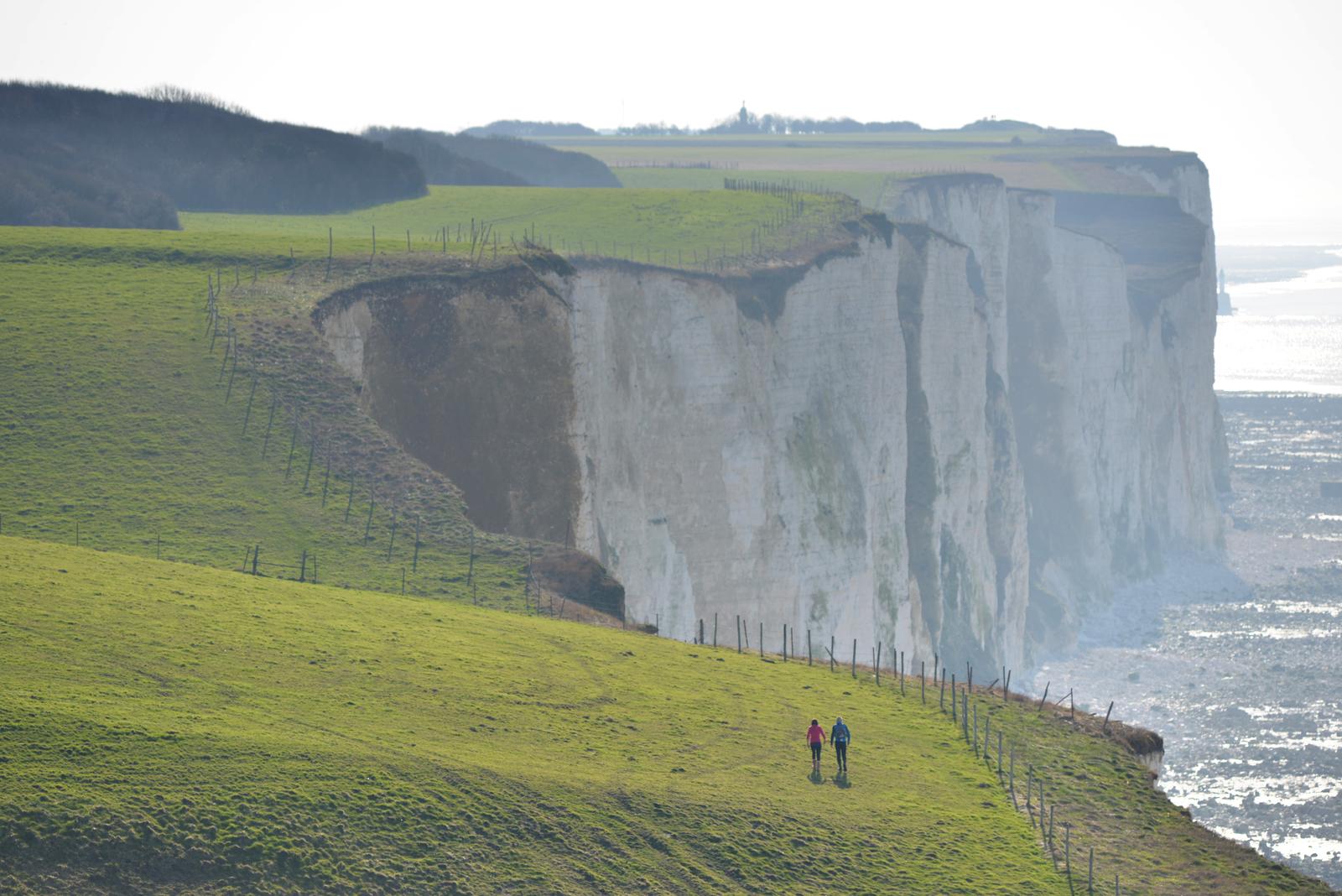 Ault : promeneurs en haut des falaises