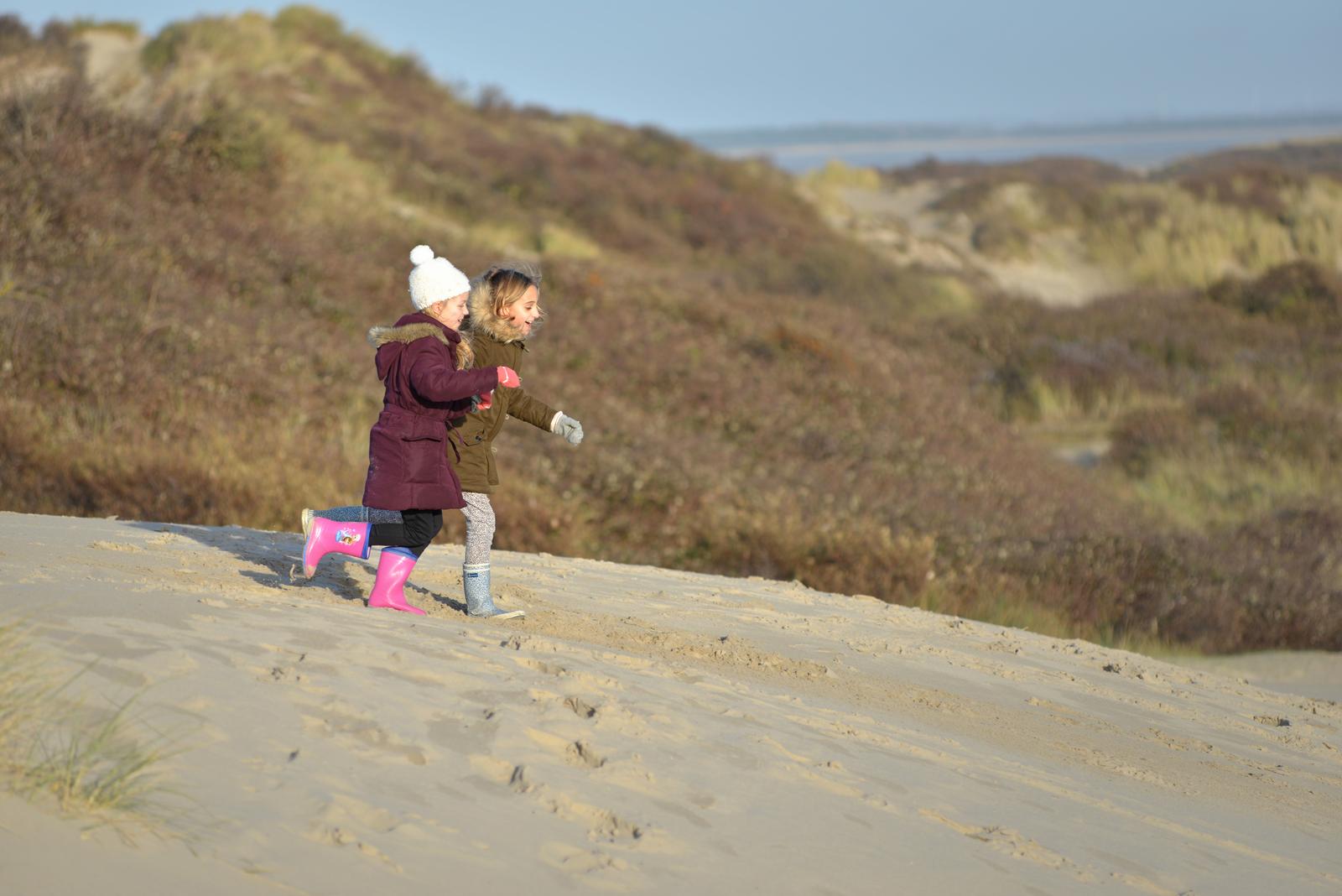 Cayeux-sur-Mer : fillettes dans les dunes