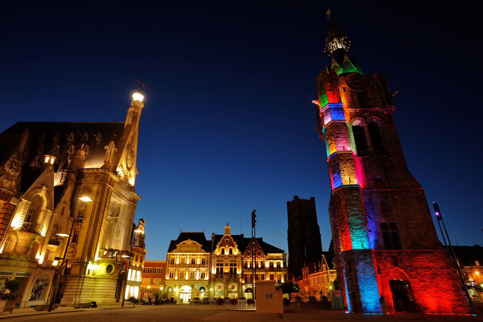 Béthune : la Grand Place et le beffroi éclairé de nuit