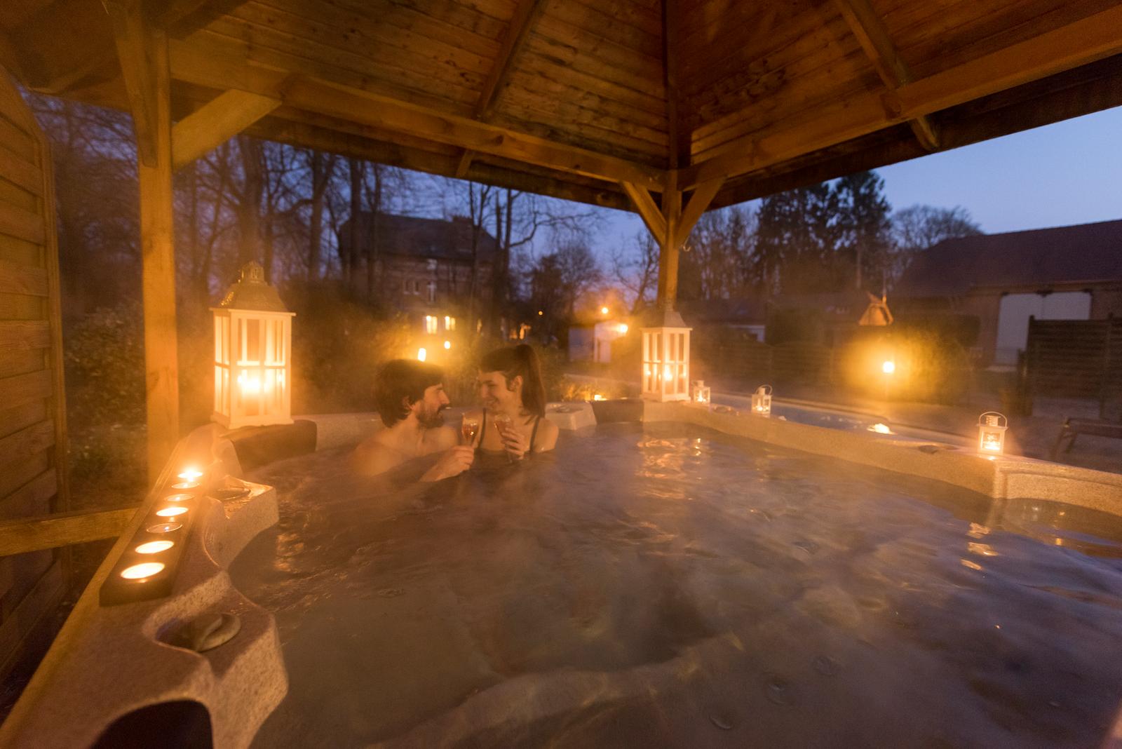 Omiécourt - Château d'Omiécourt, maison d'hôtes, couple dans le spa extérieur 03