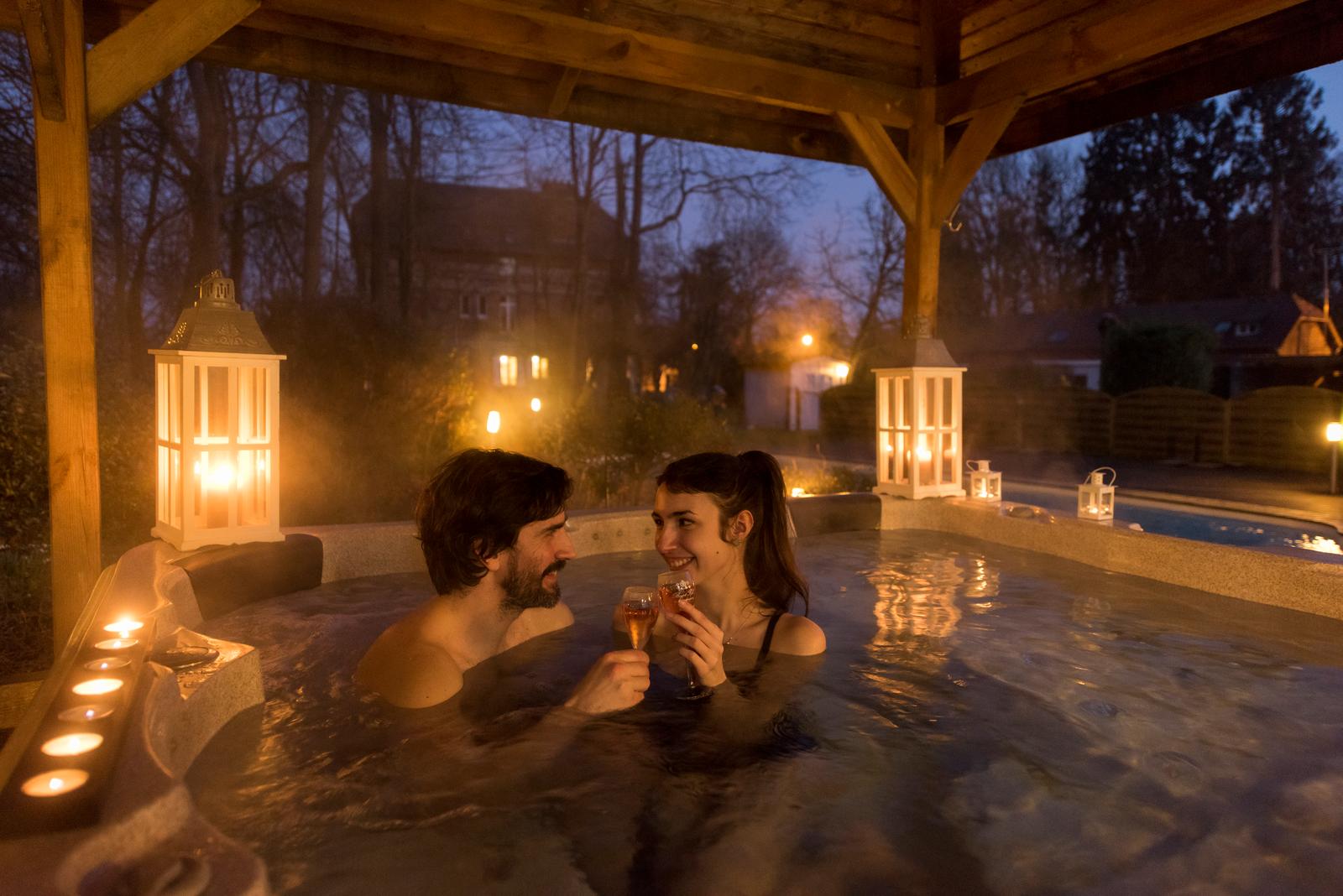 Omiécourt - Château d'Omiécourt, maison d'hôtes, couple dans le spa extérieur 04