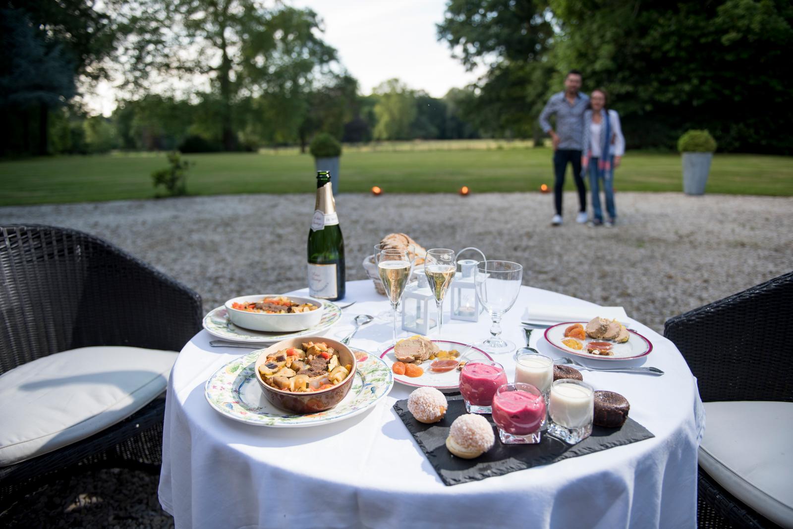 Omiécourt - Château d'Omiécourt, maison d'hôtes, apéritif dans le parc