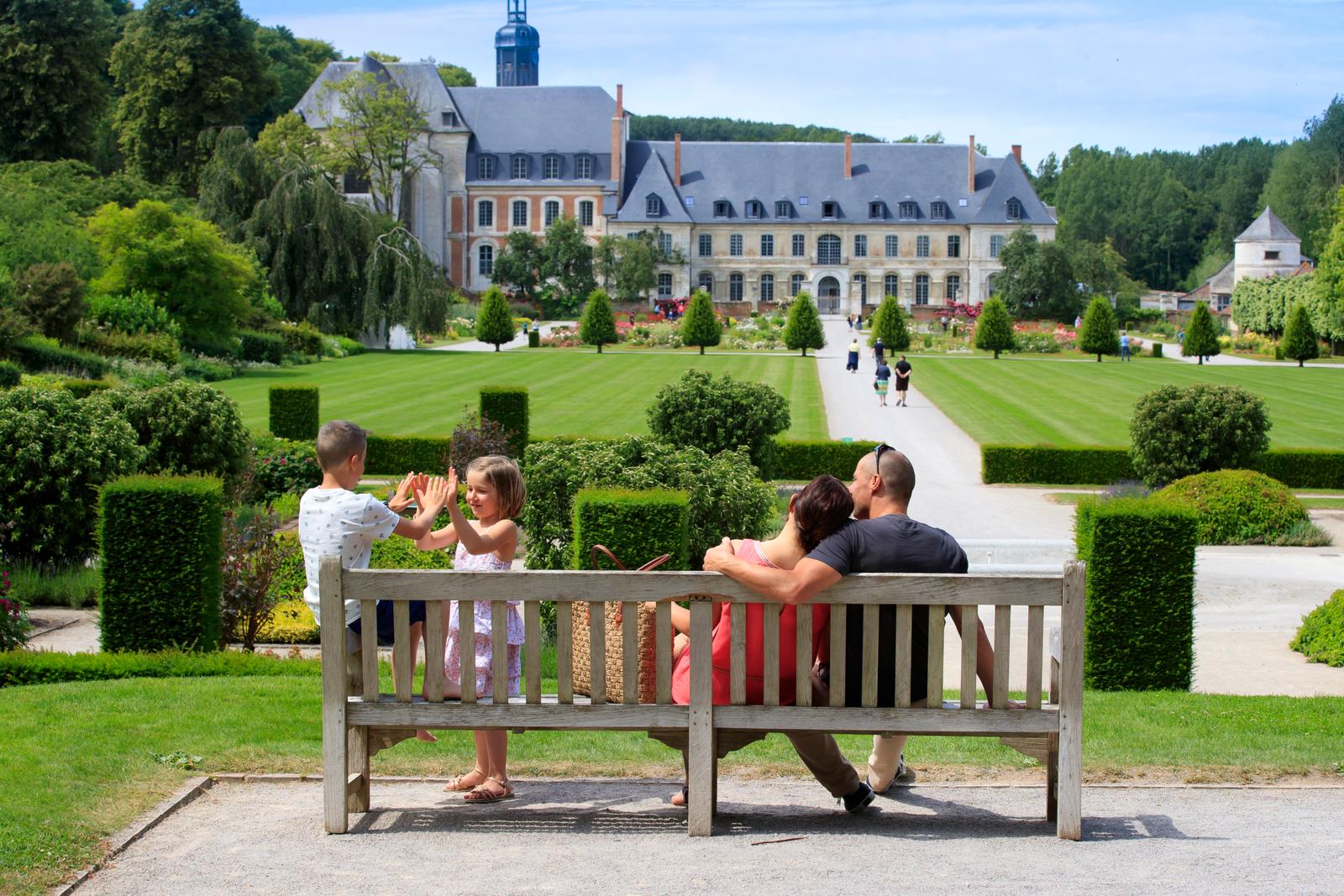 Argoules : famille sur un banc dans les jardins de l'abbaye de Valloires