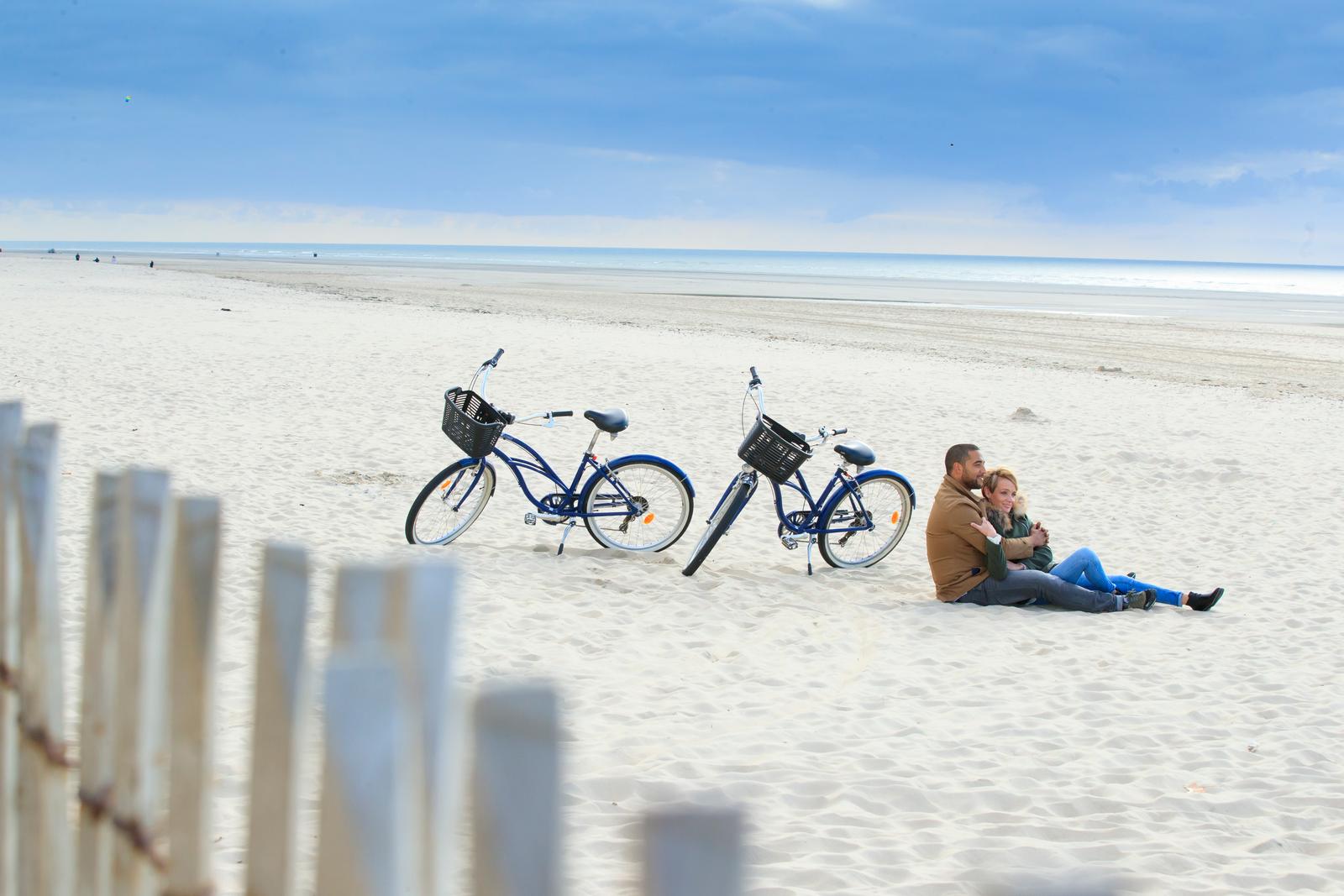 Le Touquet-Paris-Plage : couple à vélo sur la plage en hiver 04
