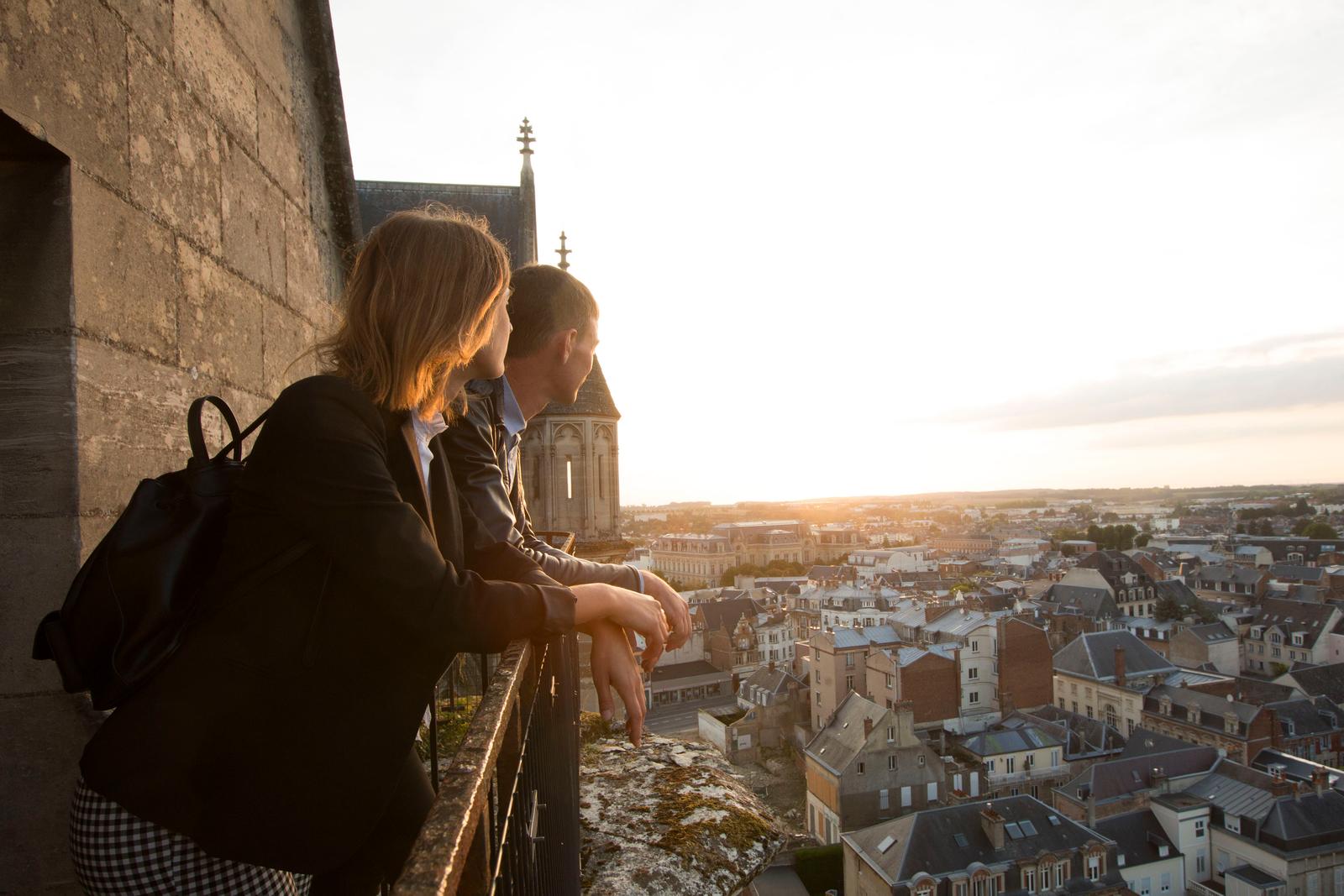 Saint-Quentin : couple au sommet de la basilique 02