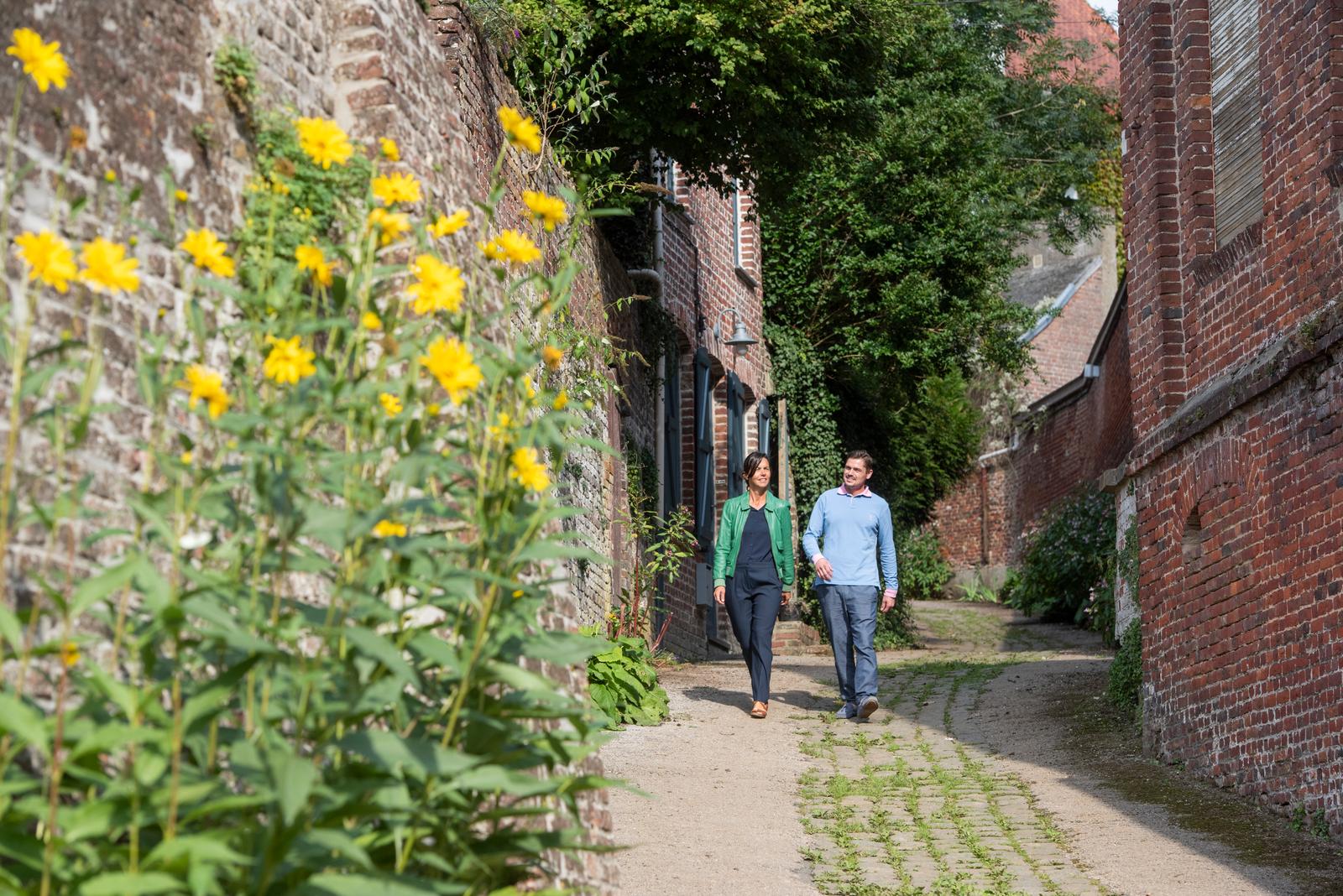 Cassel : couple se promenant en ville 03