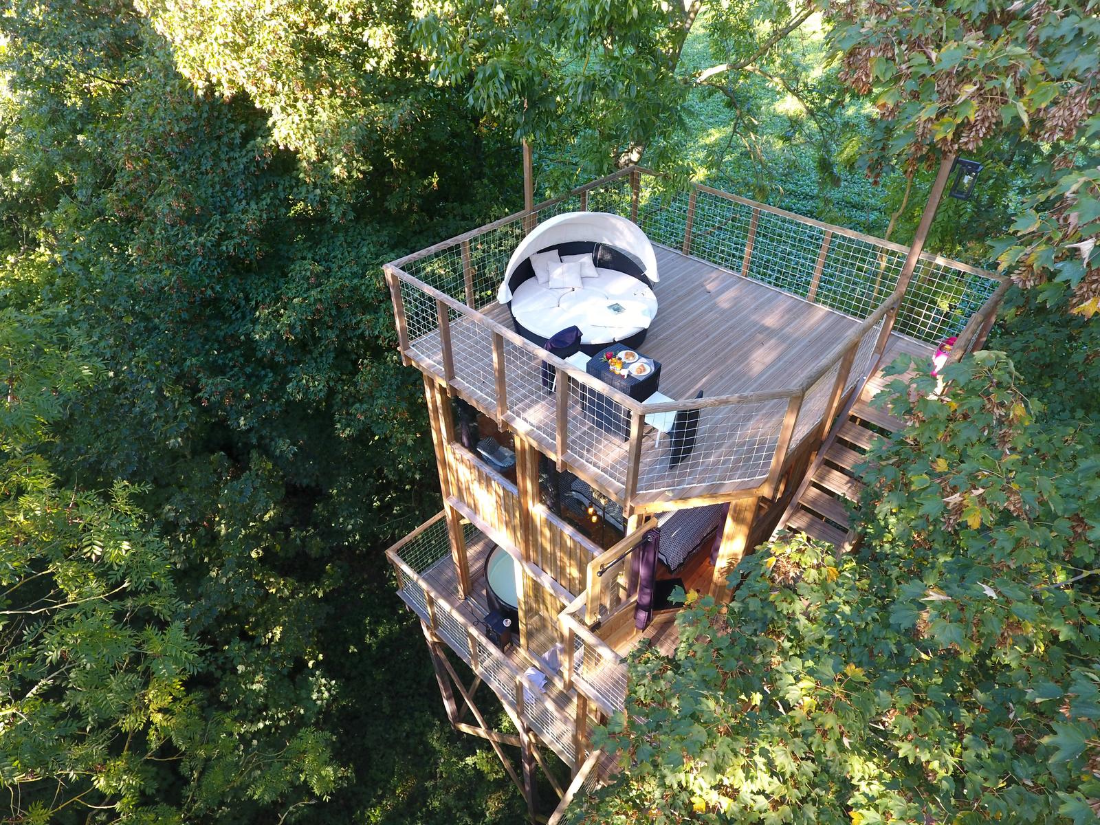 Port-le-Grand : château des Tilleuls, cabane dans les arbres 39