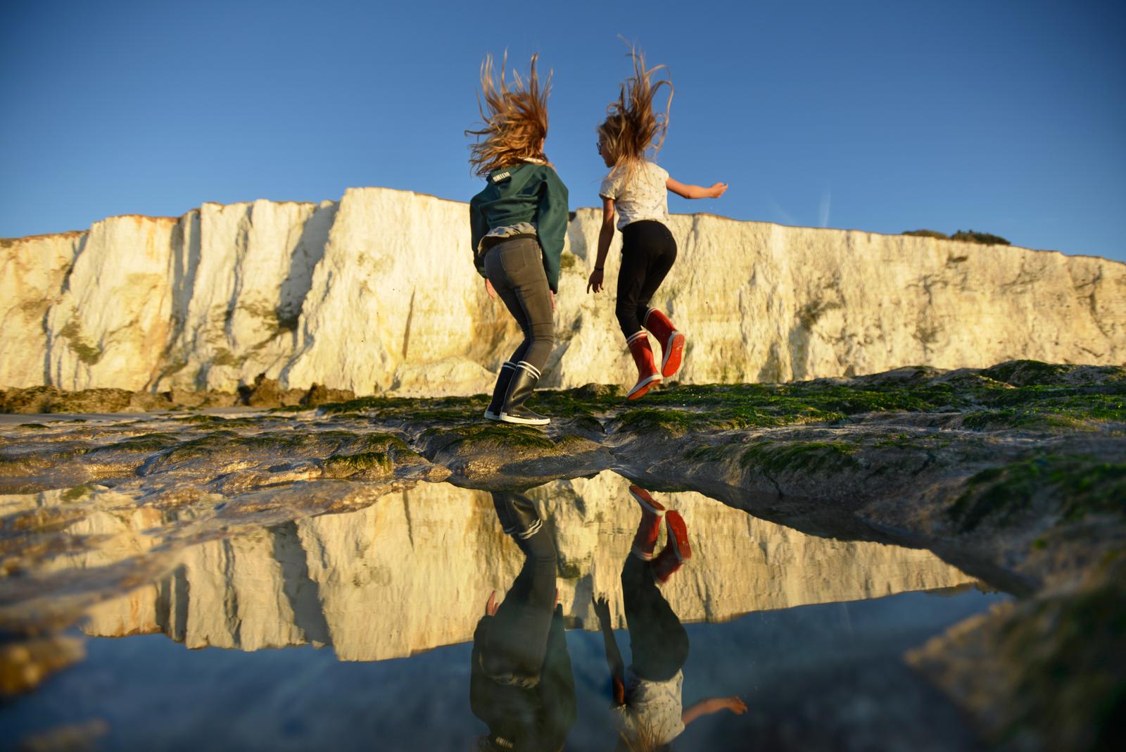 Mers-les-Bains : fillettes sautant sur les rochers