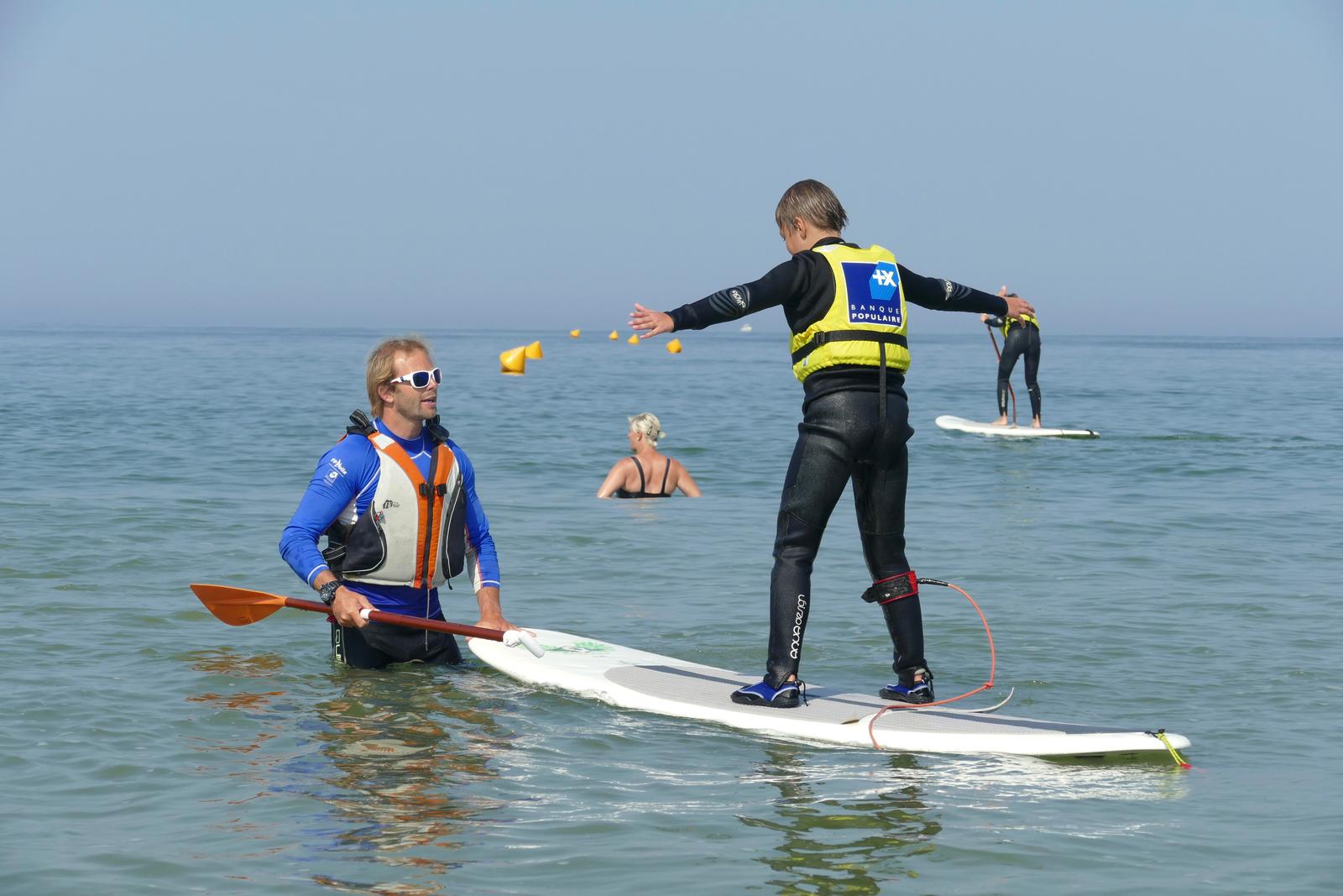 Baie de Somme : enfant et moniteur en stand-up paddle
