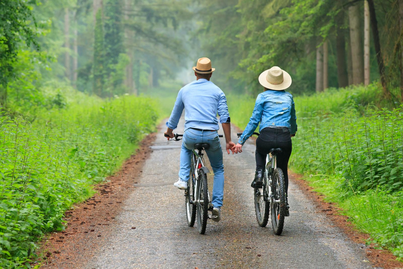 Crécy en Ponthieu : La Fermette des Ramoulleux - couple à vélo dans la forêt